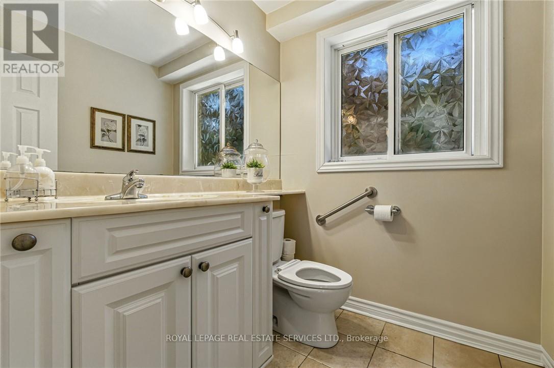 296 Glen Afton Drive, Burlington, Ontario  L7L 1H1 - Photo 22 - W12145940