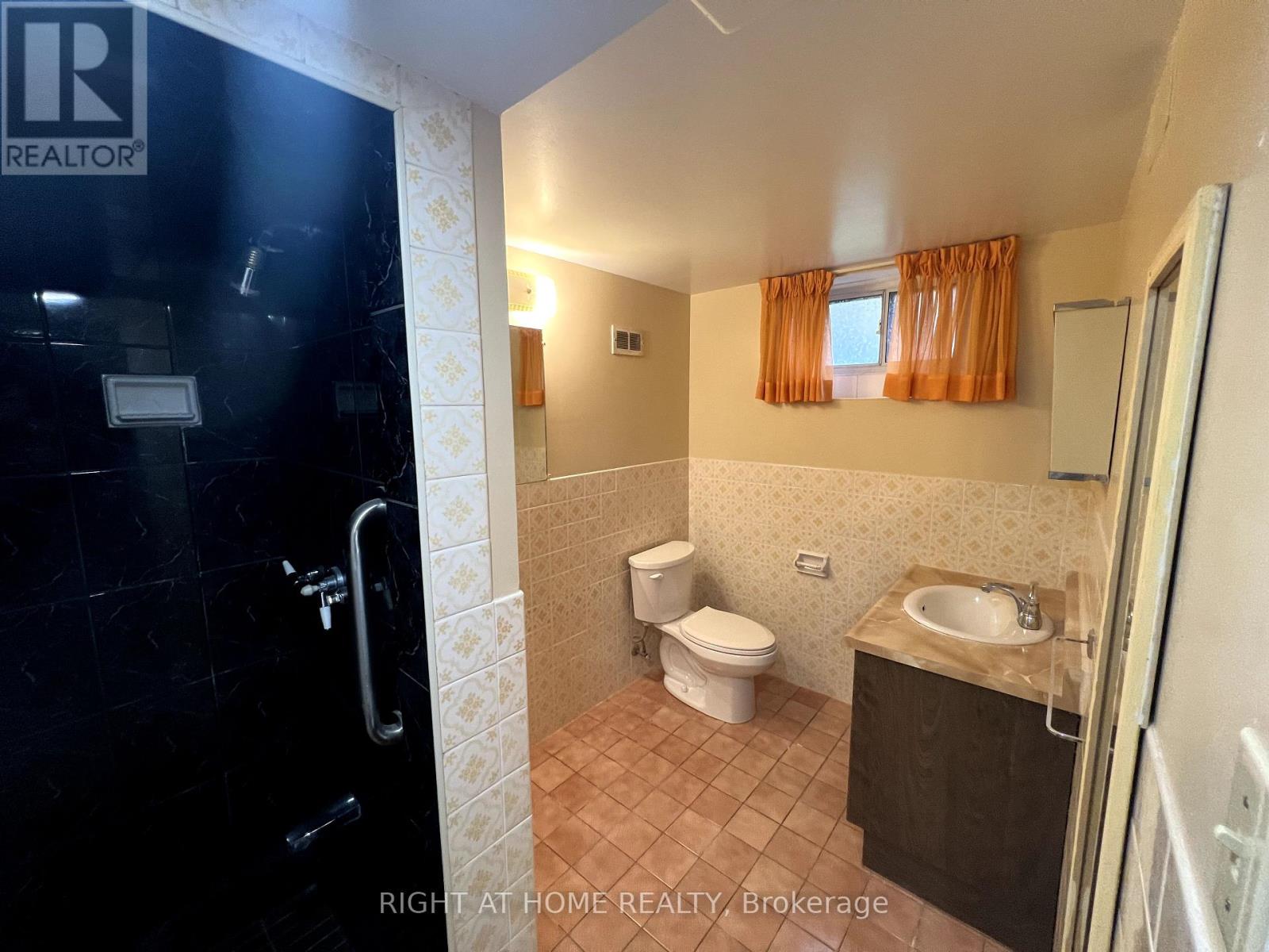 9 Dewlane Drive, Toronto, Ontario  M2R 2P7 - Photo 8 - C12121748