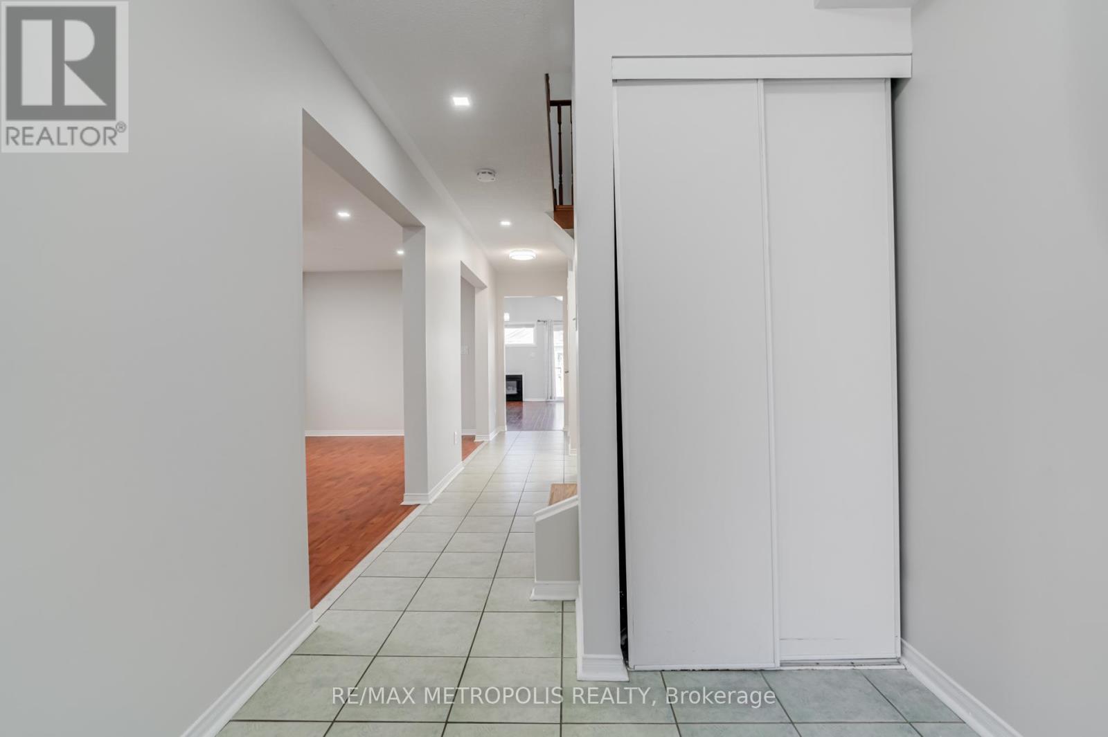 26 Perfitt Crescent, Ajax, Ontario  L1Z 1J4 - Photo 4 - E12146061