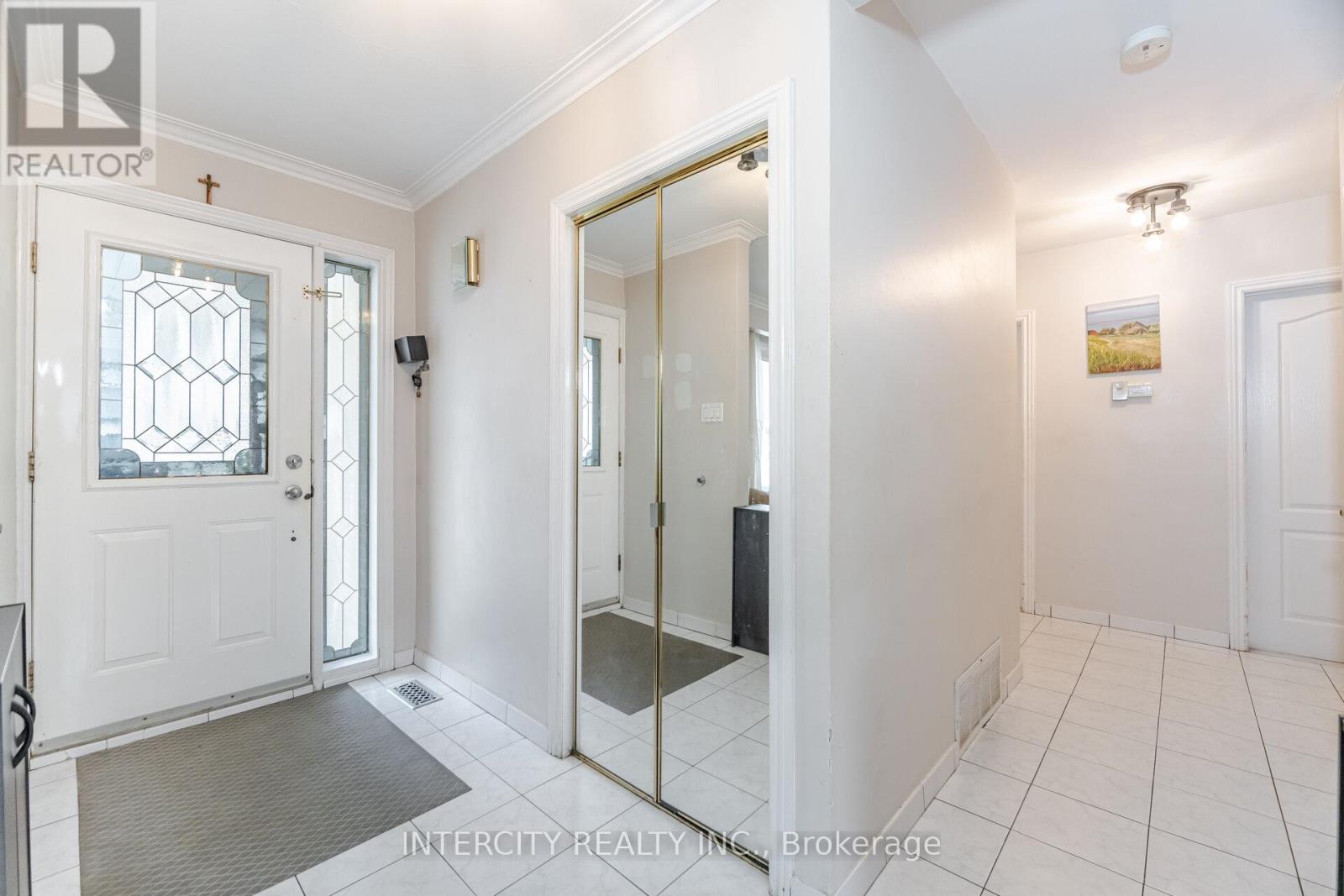 31 Munhall Road, Toronto, Ontario  M6P 1R2 - Photo 10 - W12146010