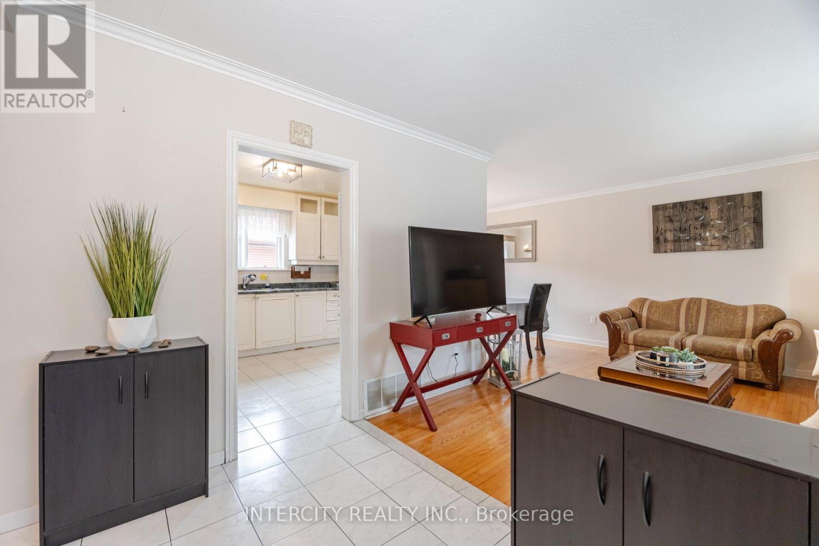 31 Munhall Road, Toronto, Ontario  M6P 1R2 - Photo 11 - W12146010