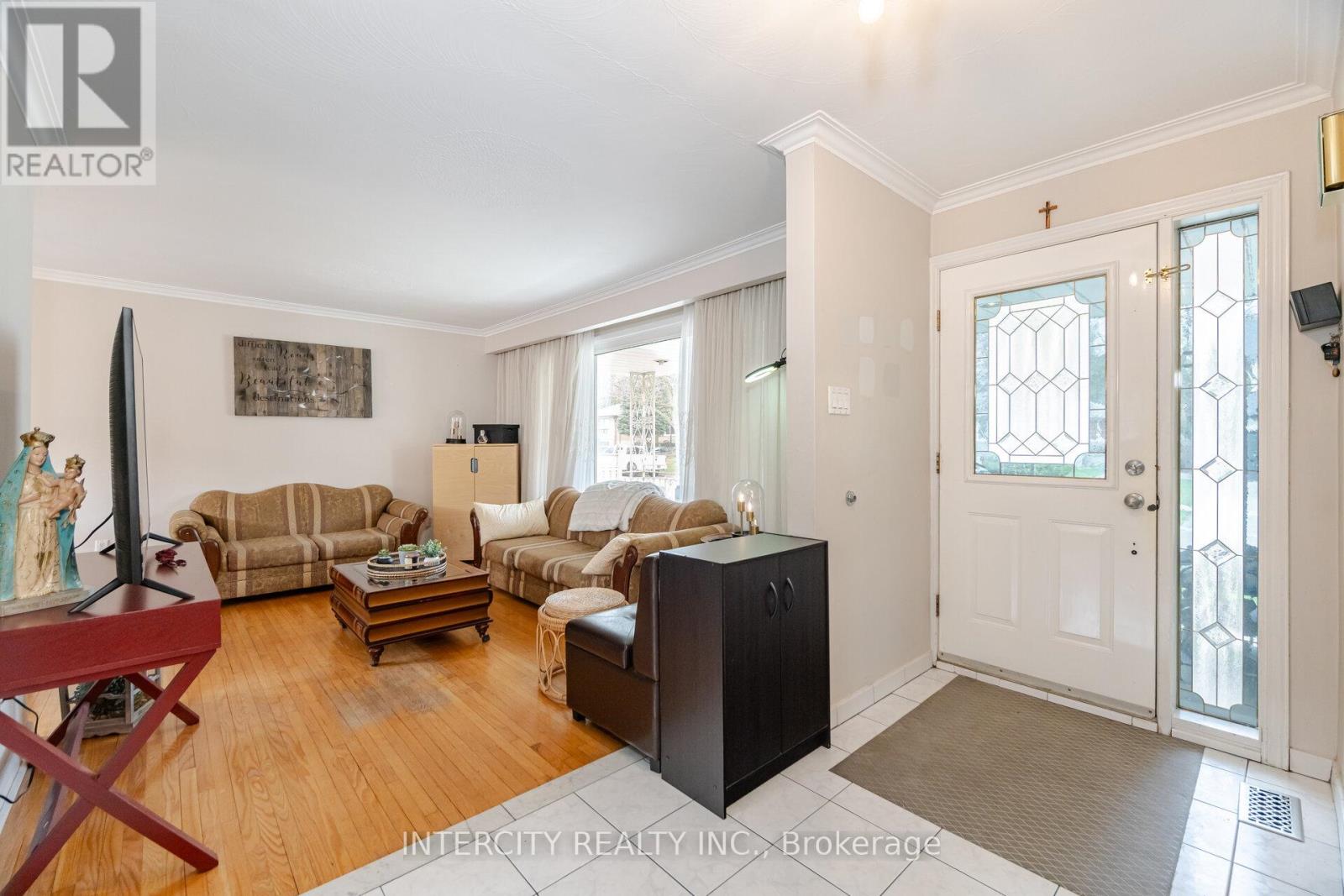 31 Munhall Road, Toronto, Ontario  M6P 1R2 - Photo 12 - W12146010