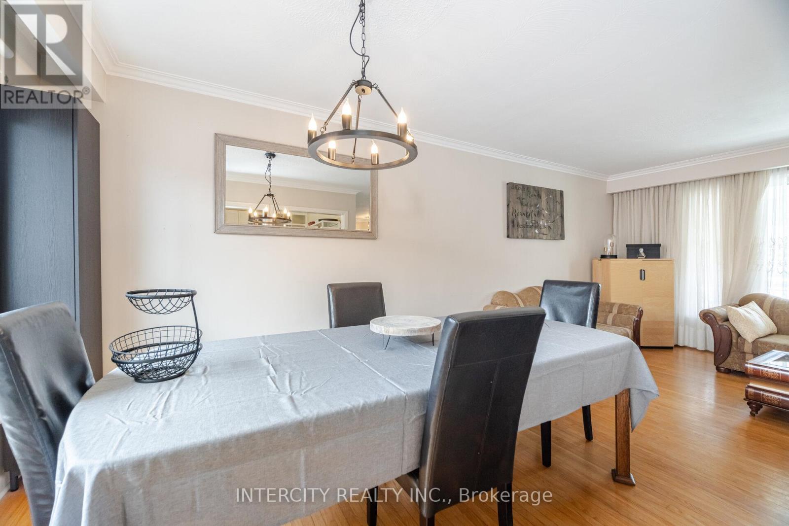 31 Munhall Road, Toronto, Ontario  M6P 1R2 - Photo 17 - W12146010
