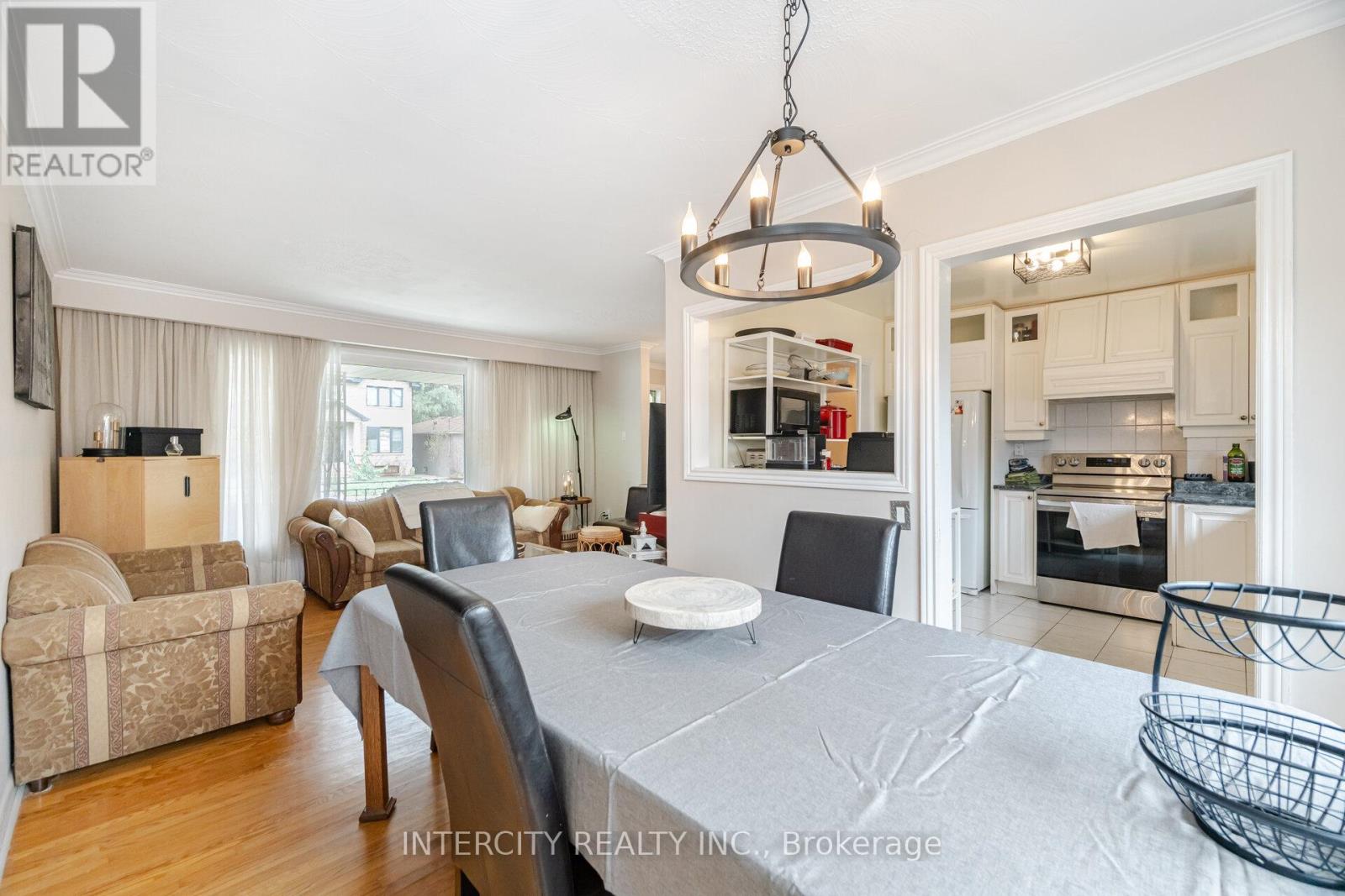 31 Munhall Road, Toronto, Ontario  M6P 1R2 - Photo 18 - W12146010