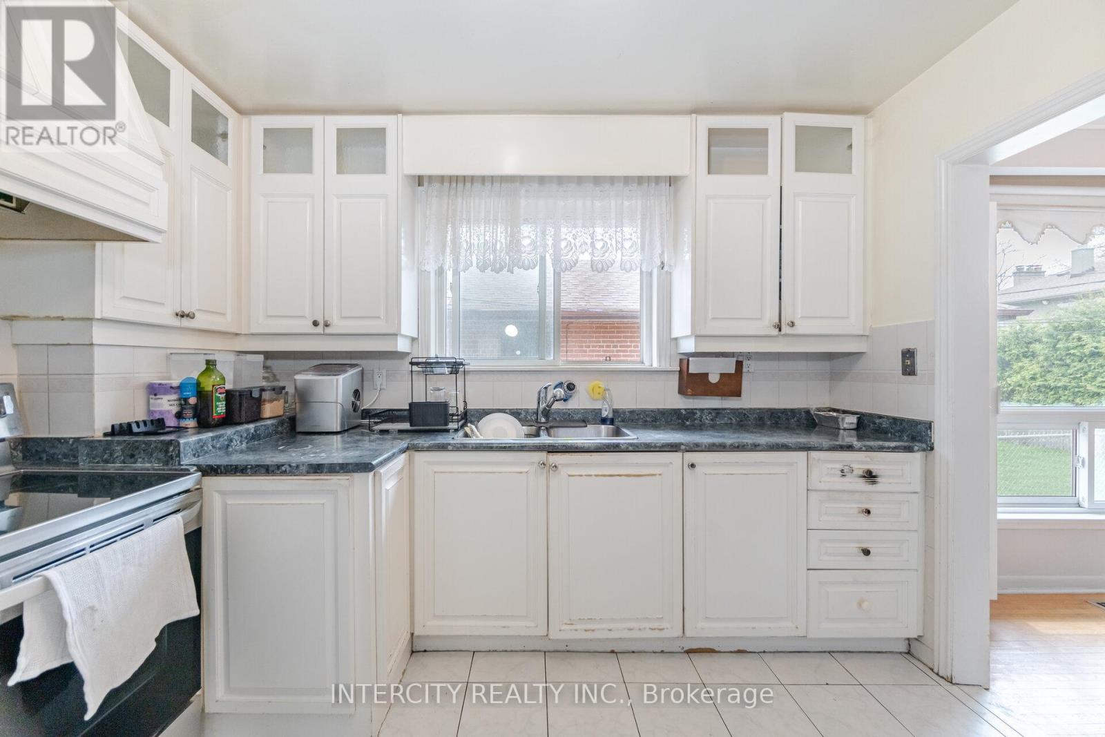 31 Munhall Road, Toronto, Ontario  M6P 1R2 - Photo 20 - W12146010