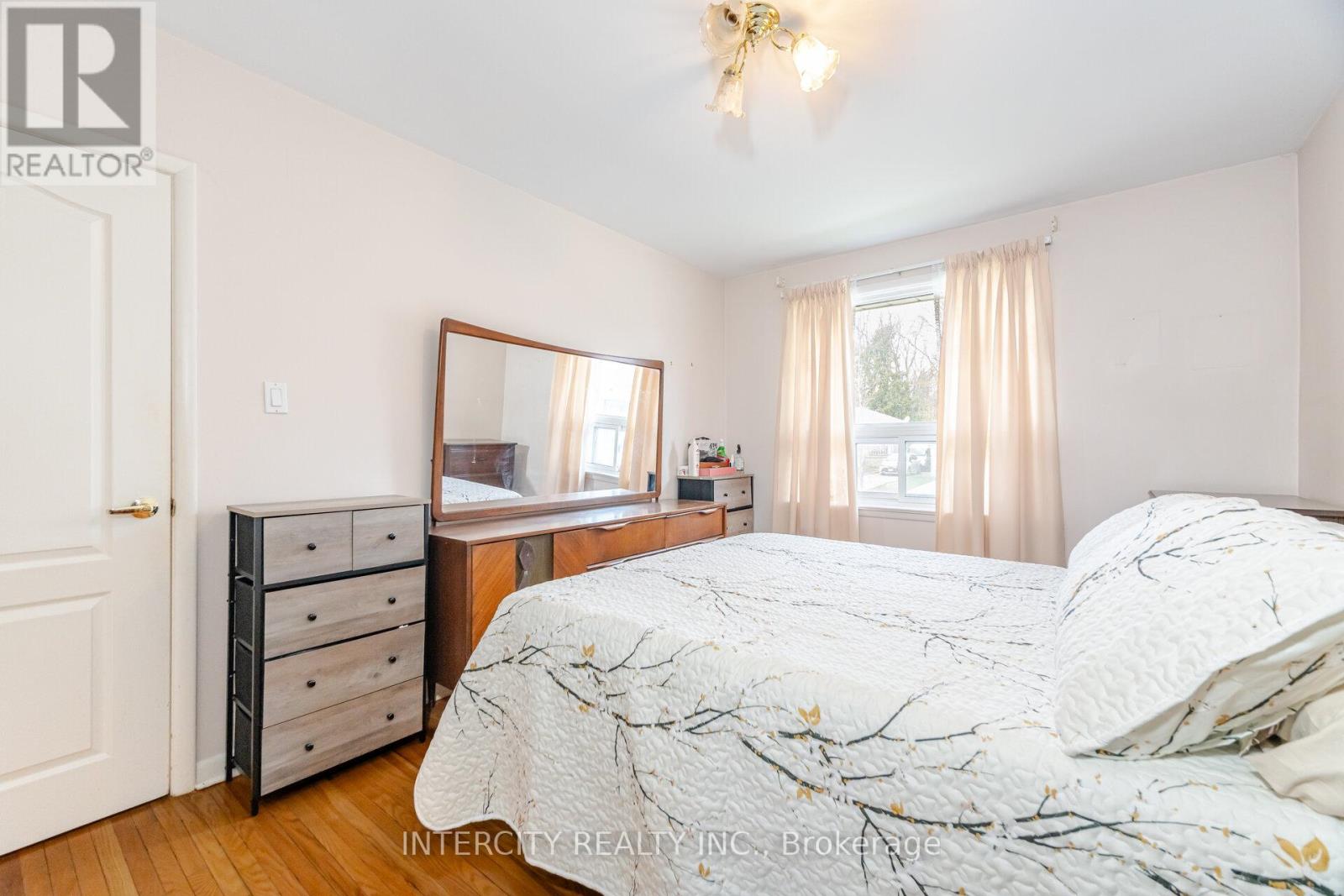 31 Munhall Road, Toronto, Ontario  M6P 1R2 - Photo 26 - W12146010