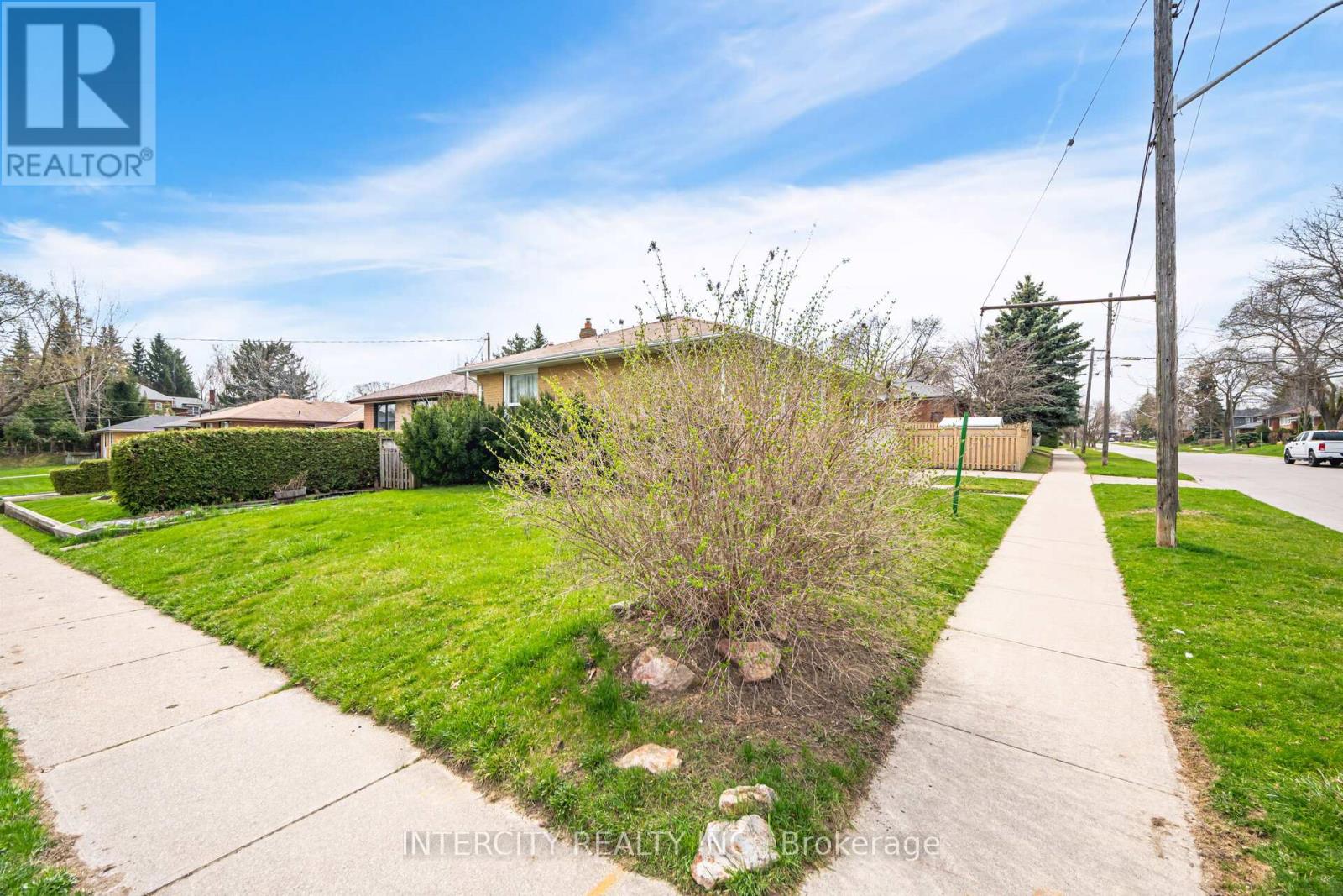 31 Munhall Road, Toronto, Ontario  M6P 1R2 - Photo 3 - W12146010