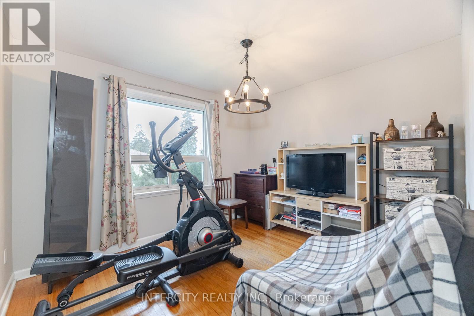 31 Munhall Road, Toronto, Ontario  M6P 1R2 - Photo 30 - W12146010