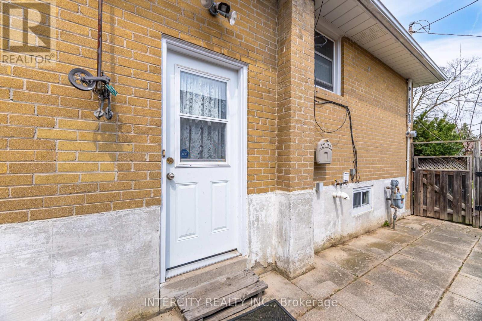 31 Munhall Road, Toronto, Ontario  M6P 1R2 - Photo 32 - W12146010