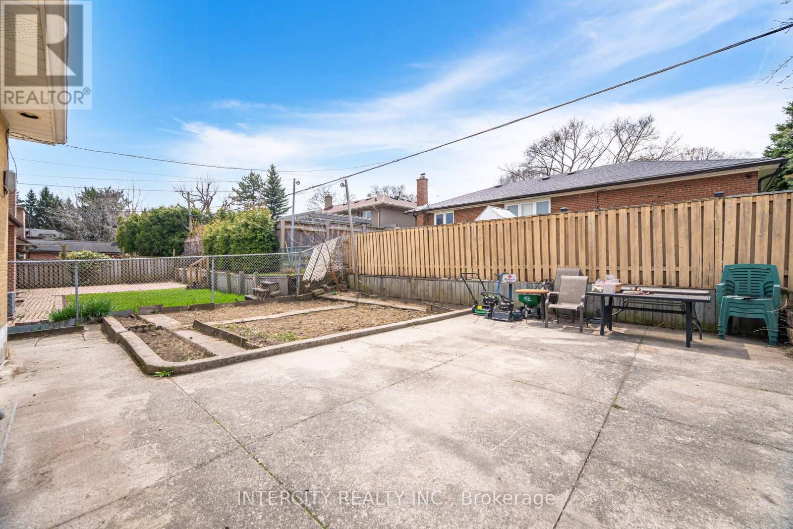 31 Munhall Road, Toronto, Ontario  M6P 1R2 - Photo 34 - W12146010
