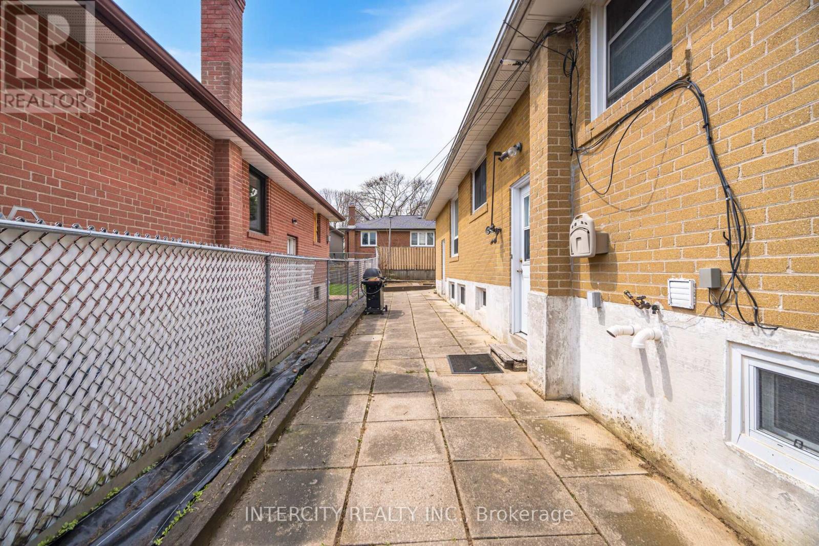31 Munhall Road, Toronto, Ontario  M6P 1R2 - Photo 36 - W12146010