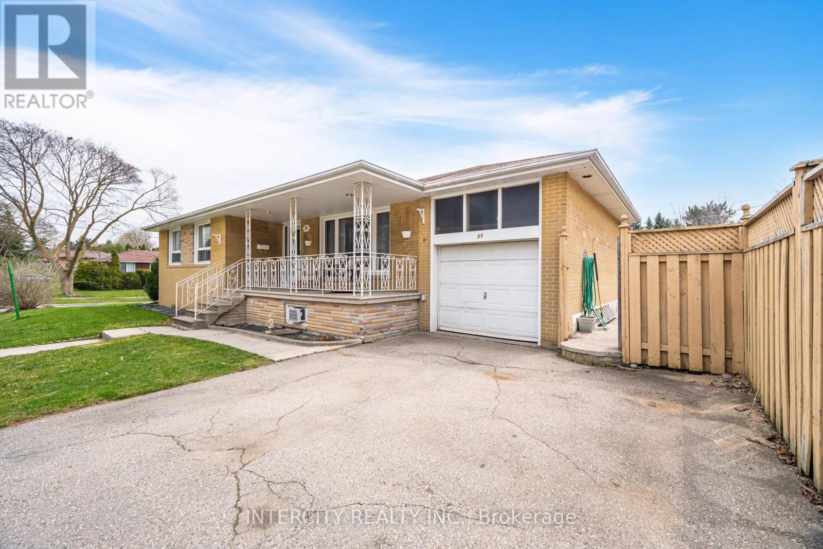 31 Munhall Road, Toronto, Ontario  M6P 1R2 - Photo 6 - W12146010