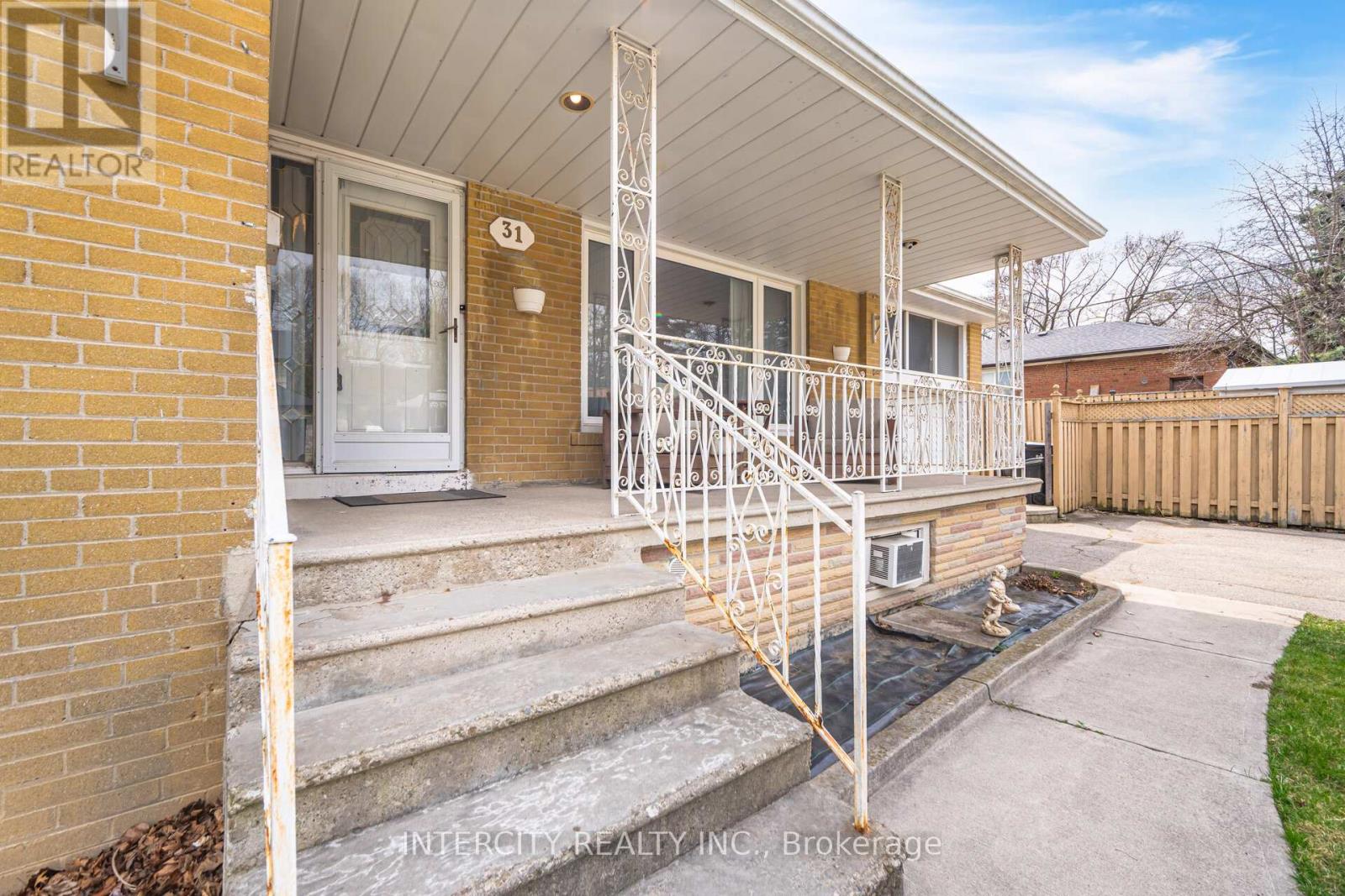 31 Munhall Road, Toronto, Ontario  M6P 1R2 - Photo 7 - W12146010