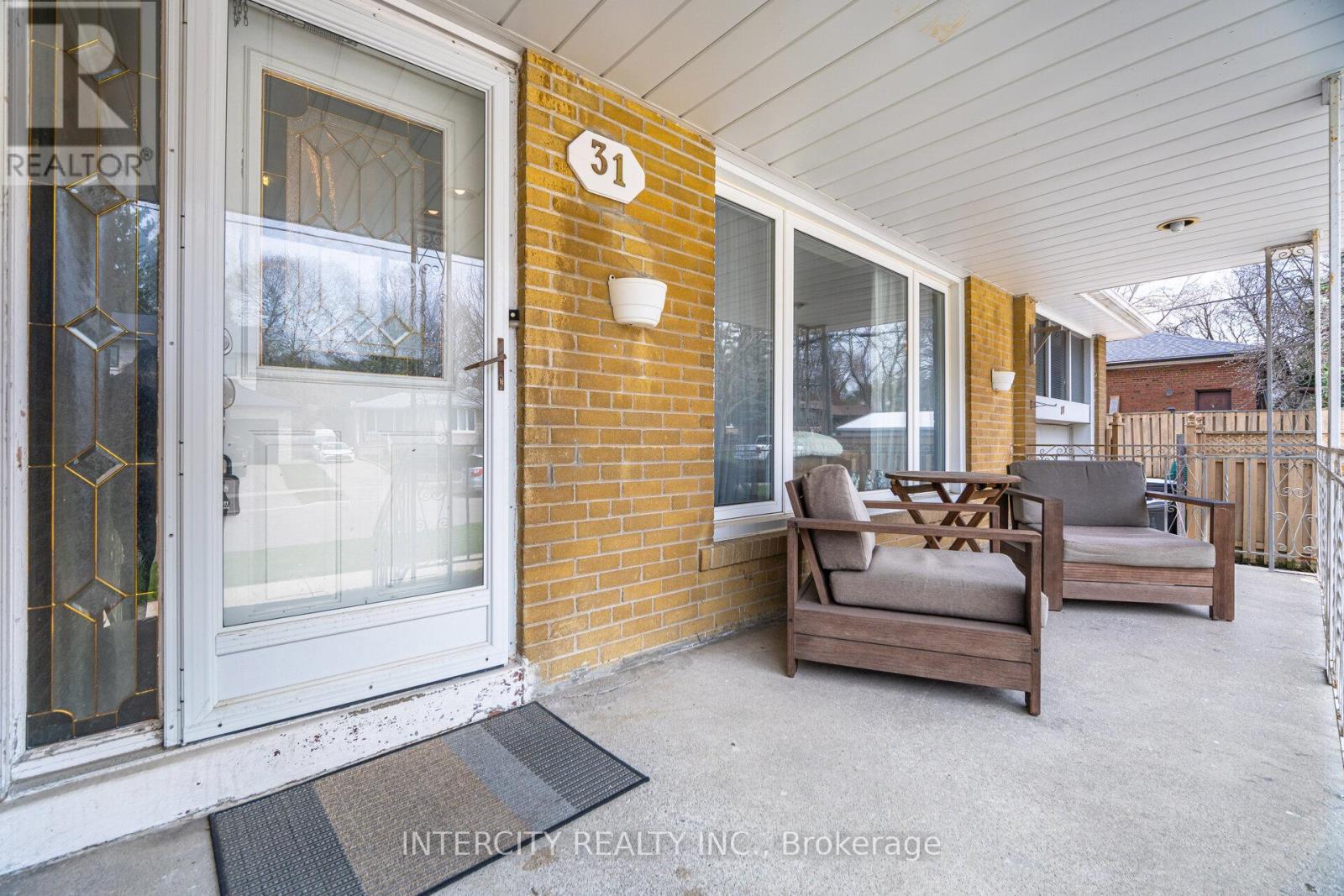 31 Munhall Road, Toronto, Ontario  M6P 1R2 - Photo 8 - W12146010