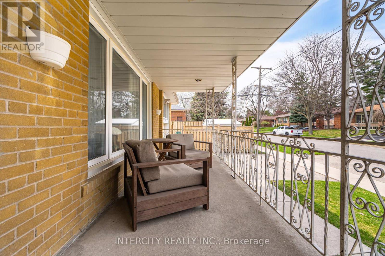 31 Munhall Road, Toronto, Ontario  M6P 1R2 - Photo 9 - W12146010