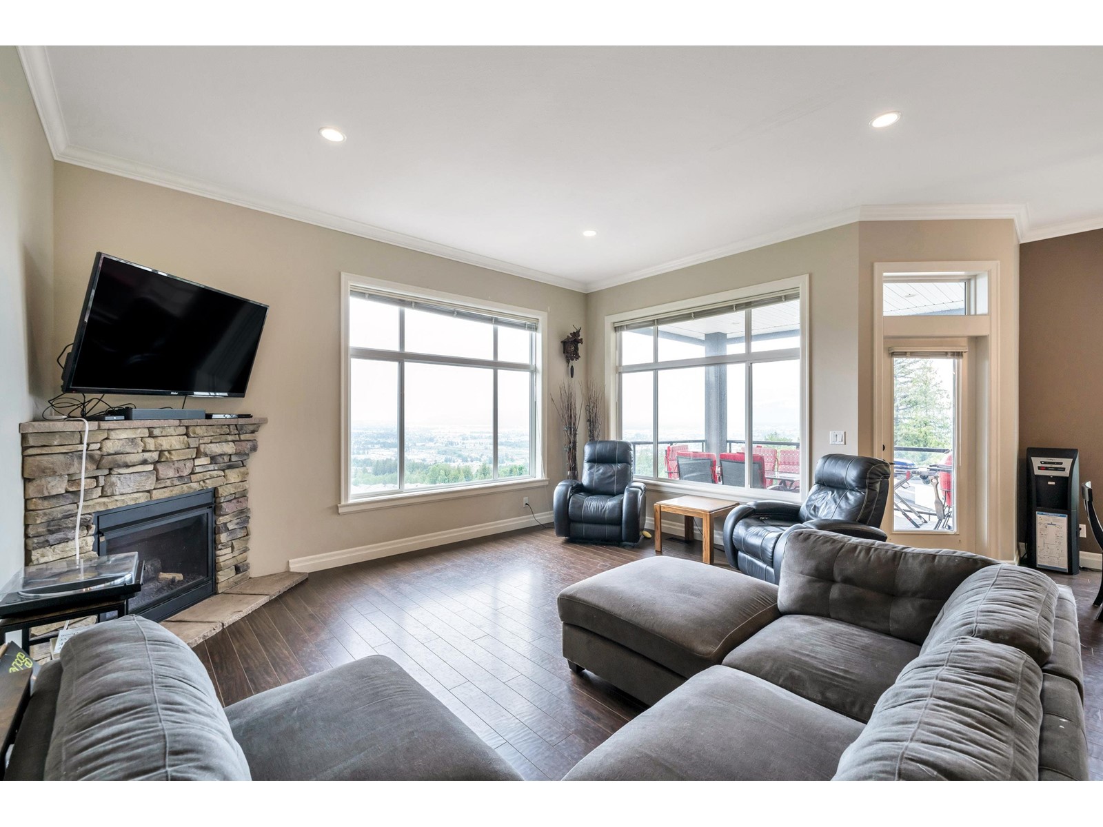 Property at 47137 MACFARLANE PLACE image 3