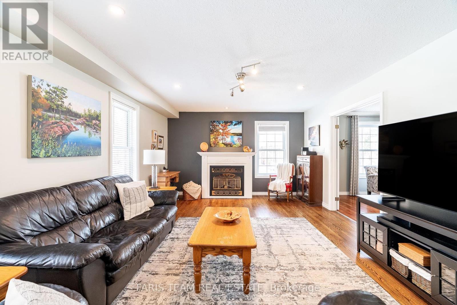 64 Goldfinch Crescent, Tiny, Ontario  L0L 2J0 - Photo 9 - S12096791