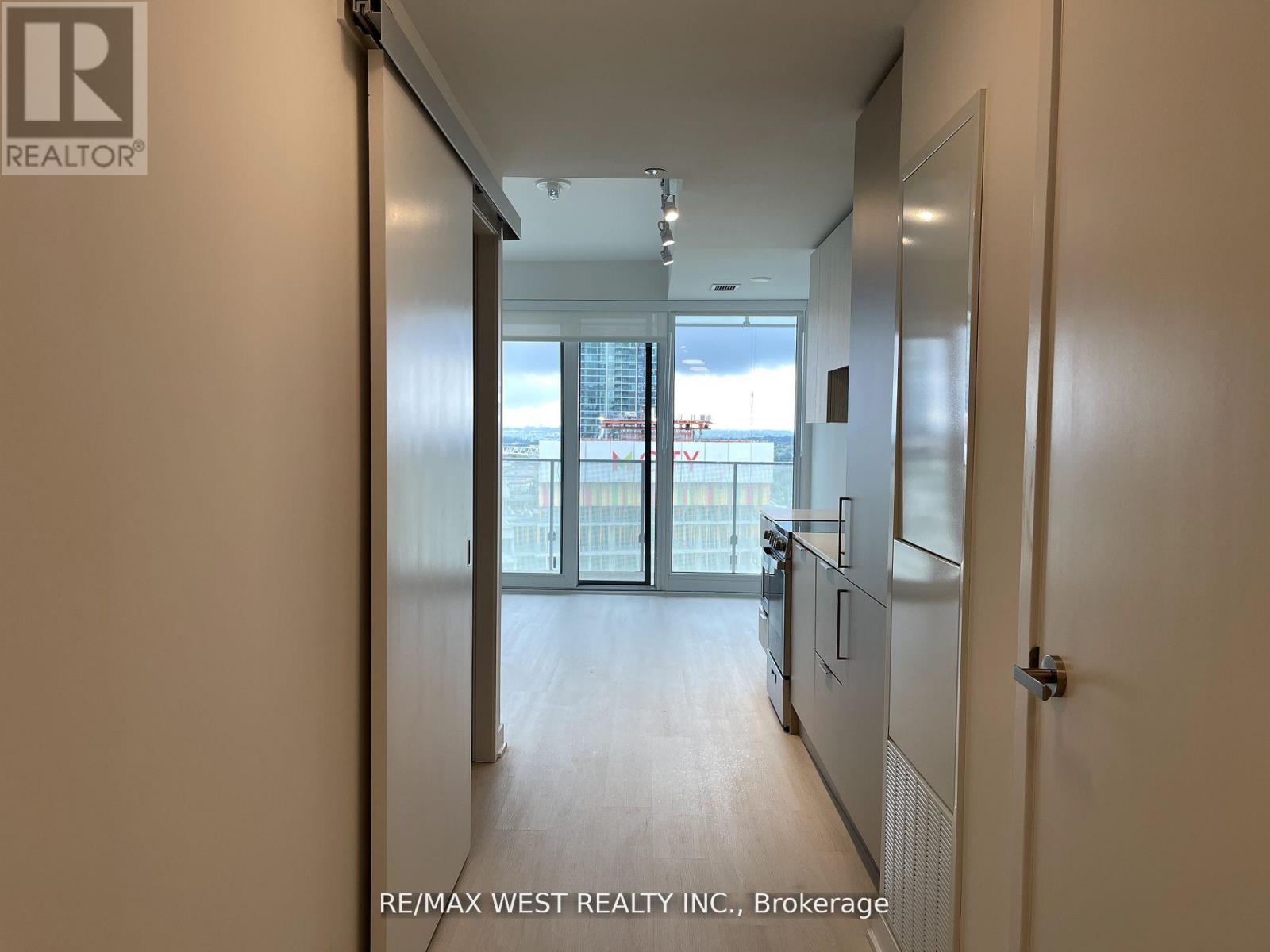 1107 - 3900 Confederation Parkway, Mississauga (City Centre), Ontario  L5B 0M3 - Photo 4 - W12146082