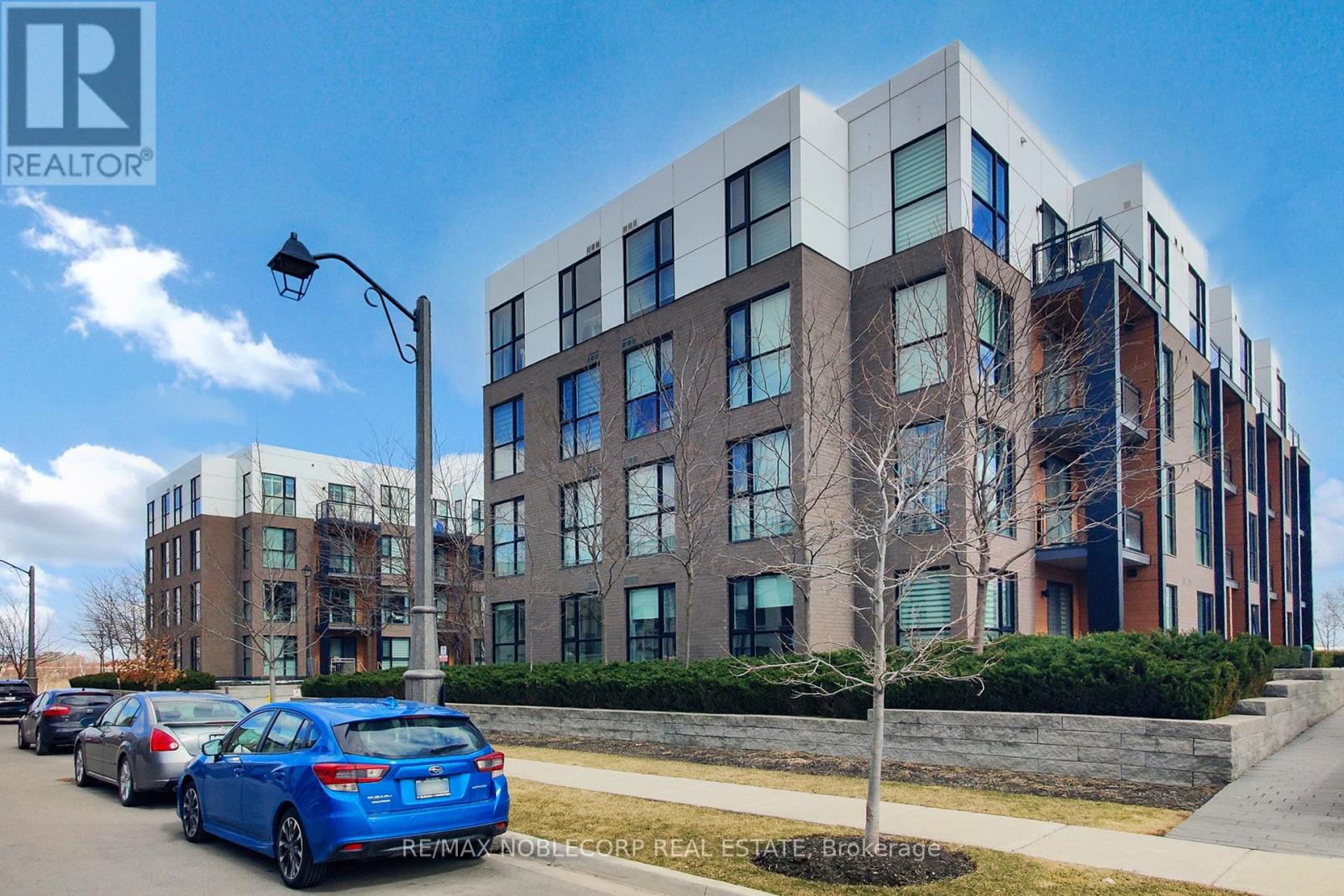 214 - 210 Sabina Drive, Oakville, Ontario  L6H 0W6 - Photo 2 - W12044980