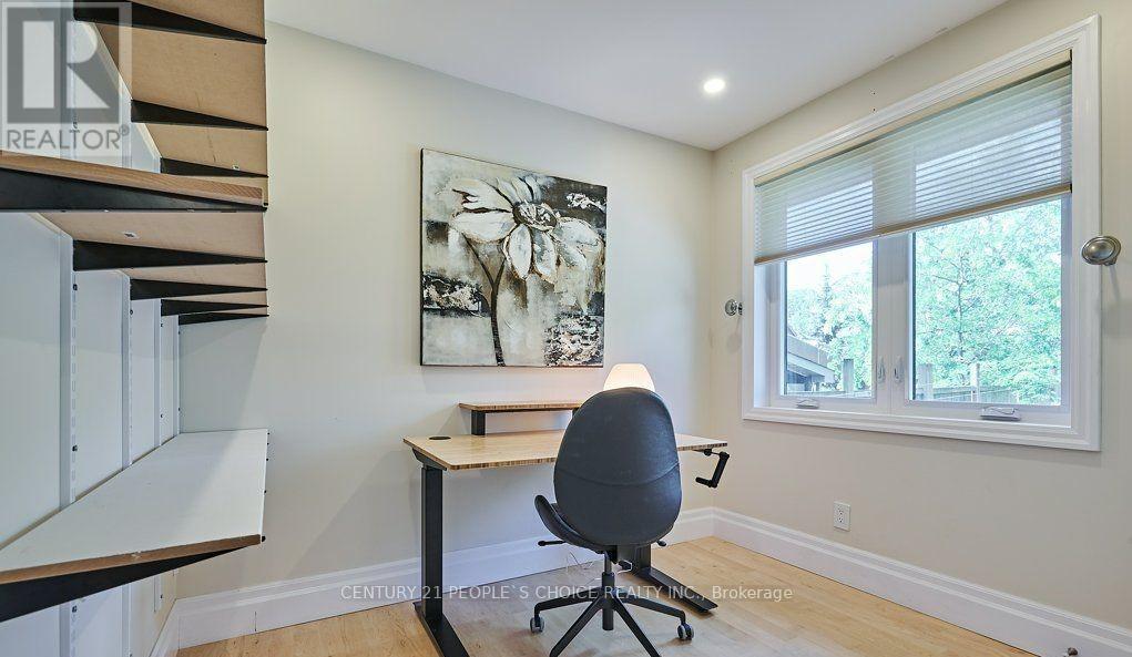 1160 Strathy Avenue E, Mississauga, Ontario  L5E 2K3 - Photo 19 - W12146124