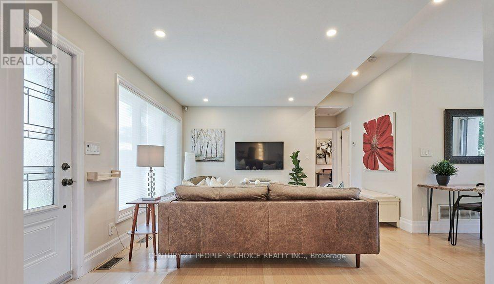 1160 Strathy Avenue E, Mississauga, Ontario  L5E 2K3 - Photo 4 - W12146124