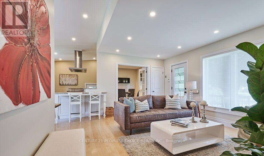 1160 Strathy Avenue E, Mississauga, Ontario  L5E 2K3 - Photo 7 - W12146124
