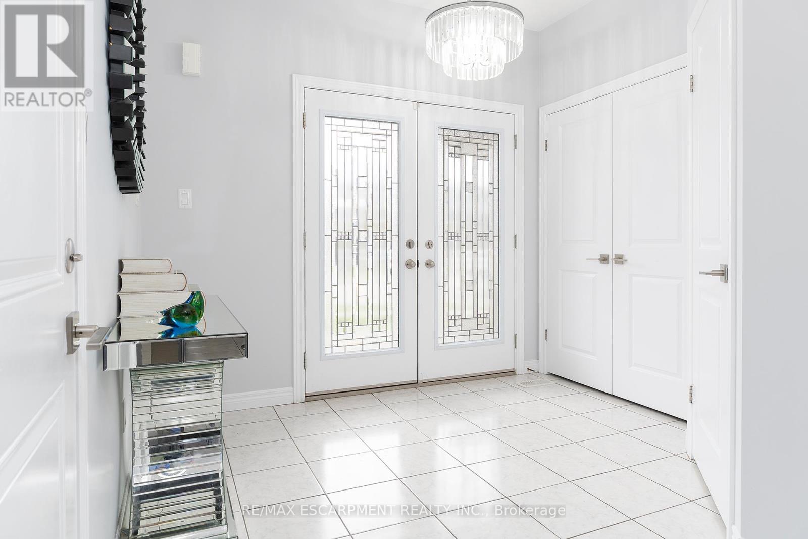 24 Dunvegan Place, Hamilton, Ontario  L9B 0H5 - Photo 4 - X12146128