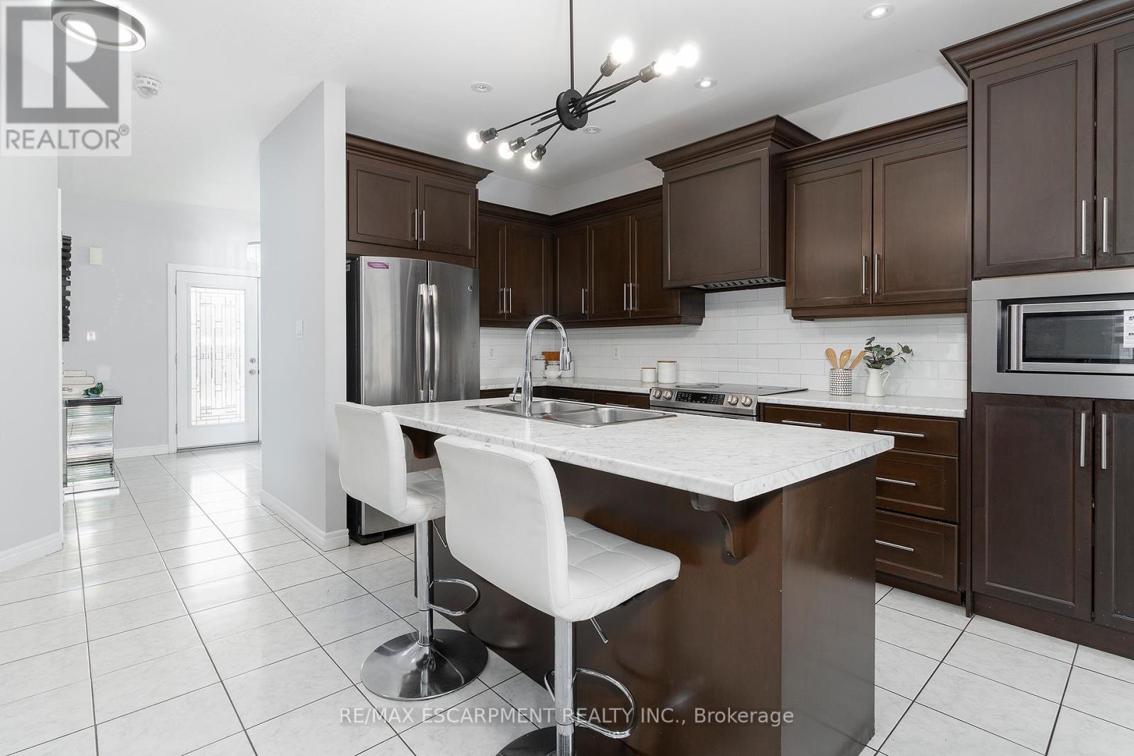 24 Dunvegan Place, Hamilton, Ontario  L9B 0H5 - Photo 6 - X12146128