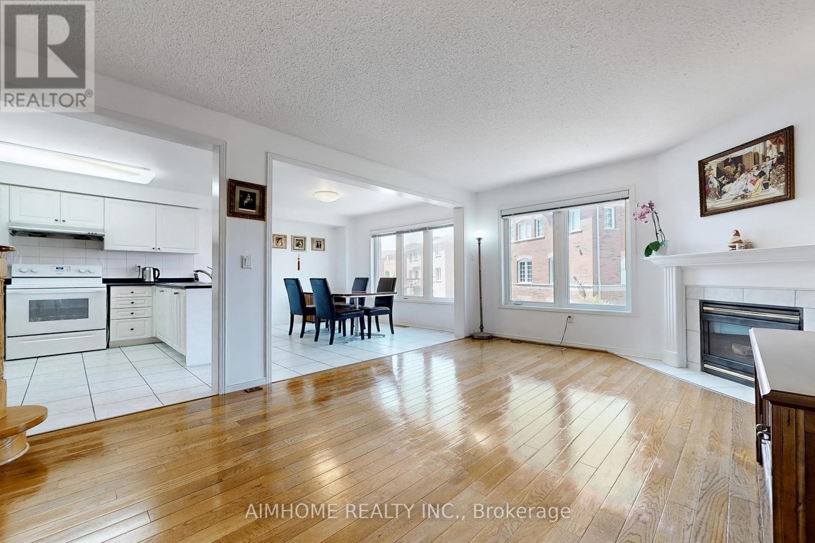 46 Via Torre Drive, Toronto, Ontario  M6M 5J8 - Photo 5 - W12143255