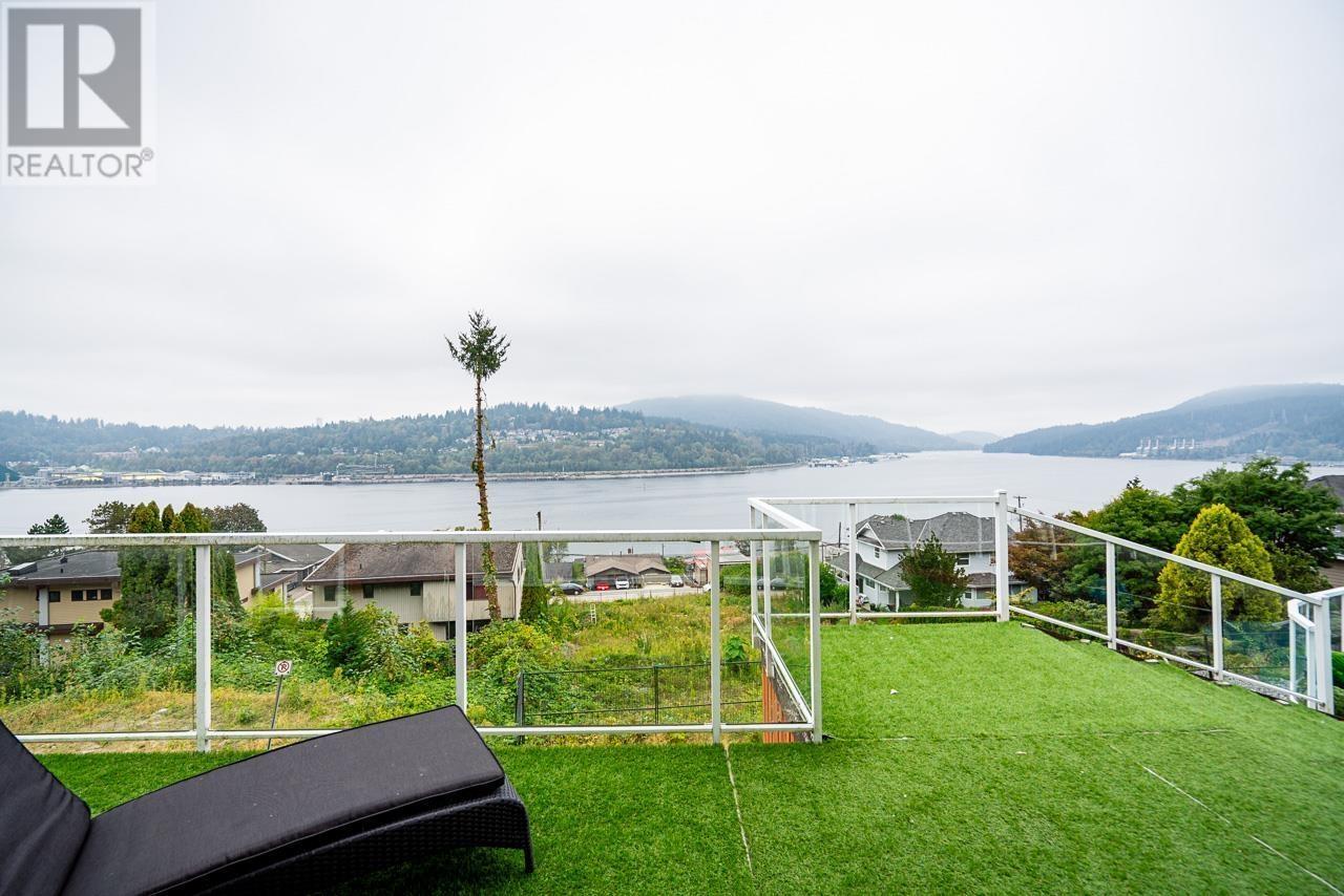 Property at 46 AXFORD BAY image 3