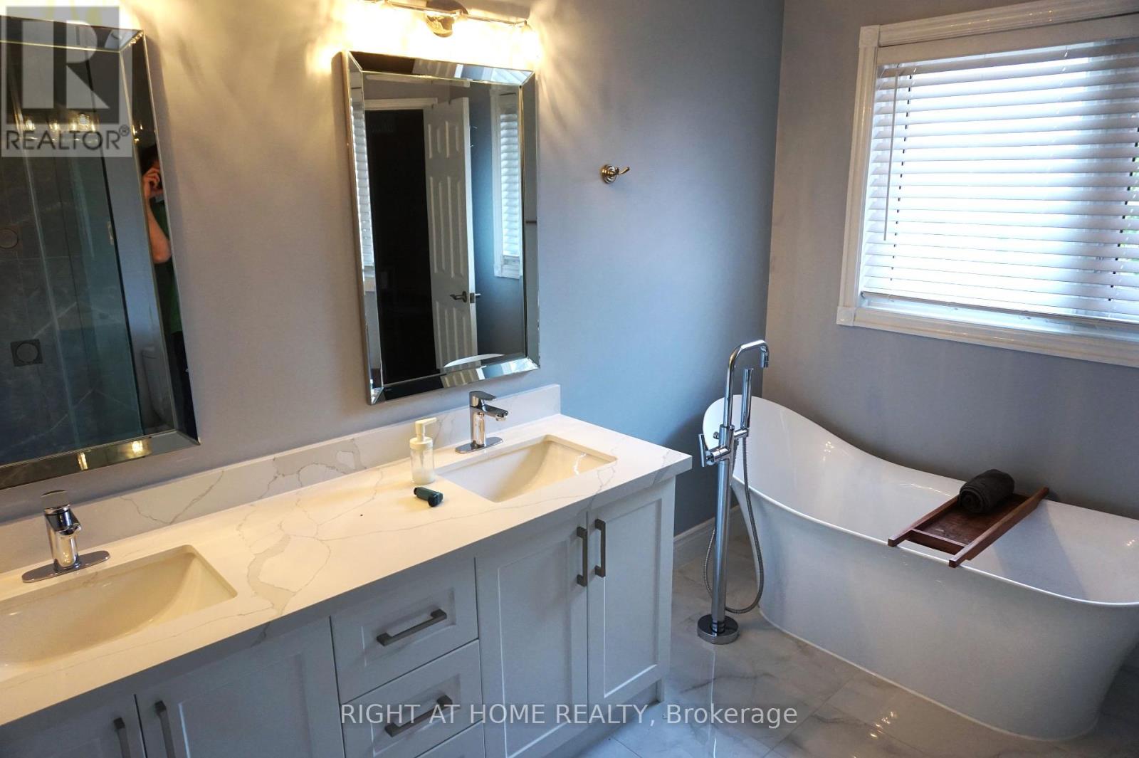 5369 Fallingbrook Drive, Mississauga (East Credit), Ontario  L5V 1P7 - Photo 19 - W12146145