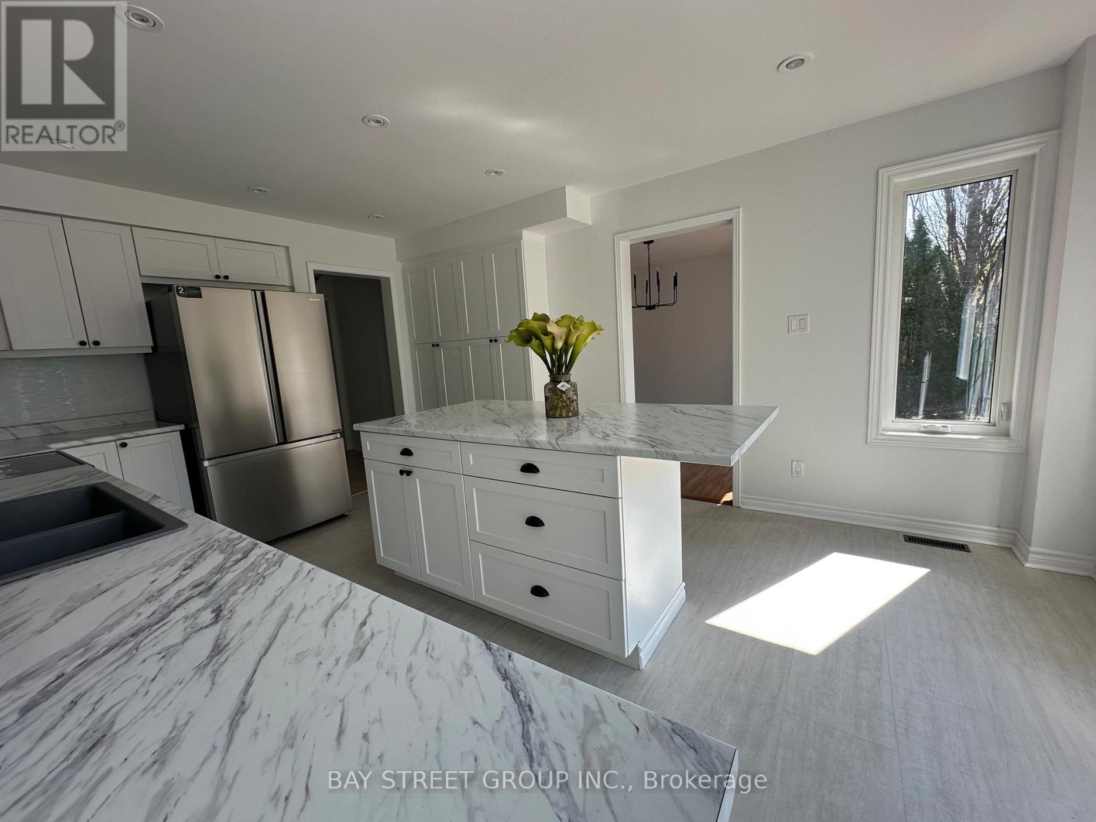 1341 Old English Lane, Oakville, Ontario  L6M 2P9 - Photo 7 - W12143294