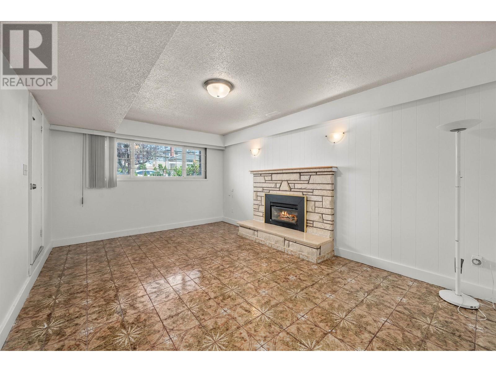 Listing Picture 16 of 27 : 3160 E 6TH AVENUE, Vancouver / 溫哥華 - 魯藝地產 Yvonne Lu Group - MLS Medallion Club Member