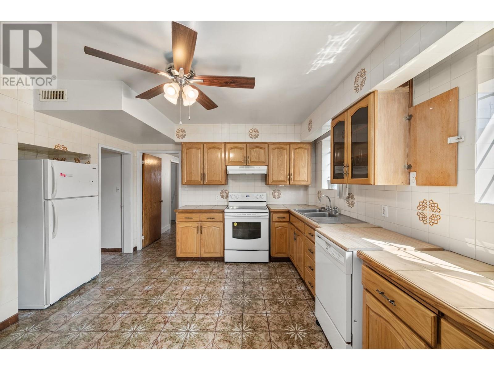 Listing Picture 18 of 27 : 3160 E 6TH AVENUE, Vancouver / 溫哥華 - 魯藝地產 Yvonne Lu Group - MLS Medallion Club Member