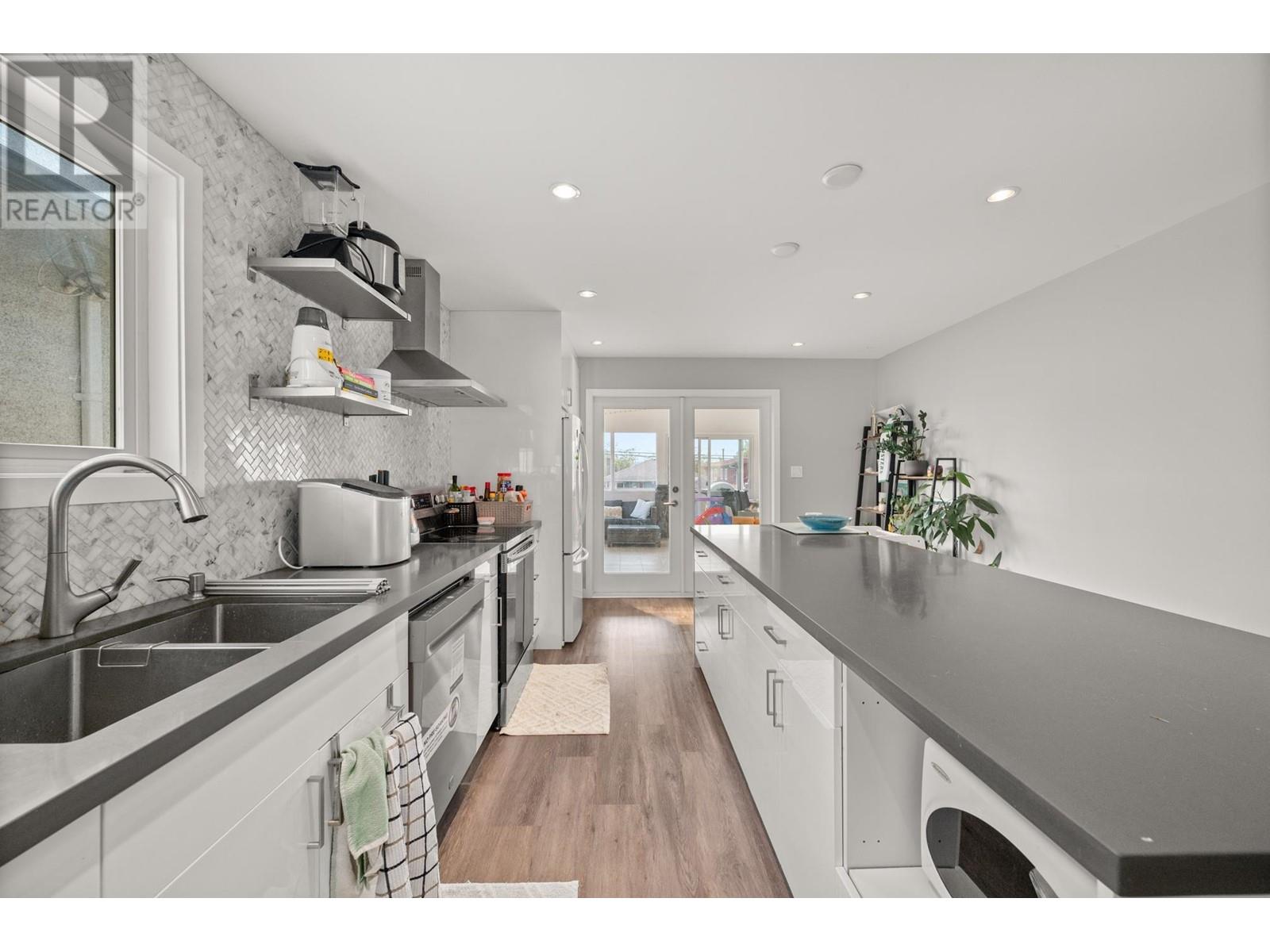 Listing Picture 7 of 27 : 3160 E 6TH AVENUE, Vancouver / 溫哥華 - 魯藝地產 Yvonne Lu Group - MLS Medallion Club Member