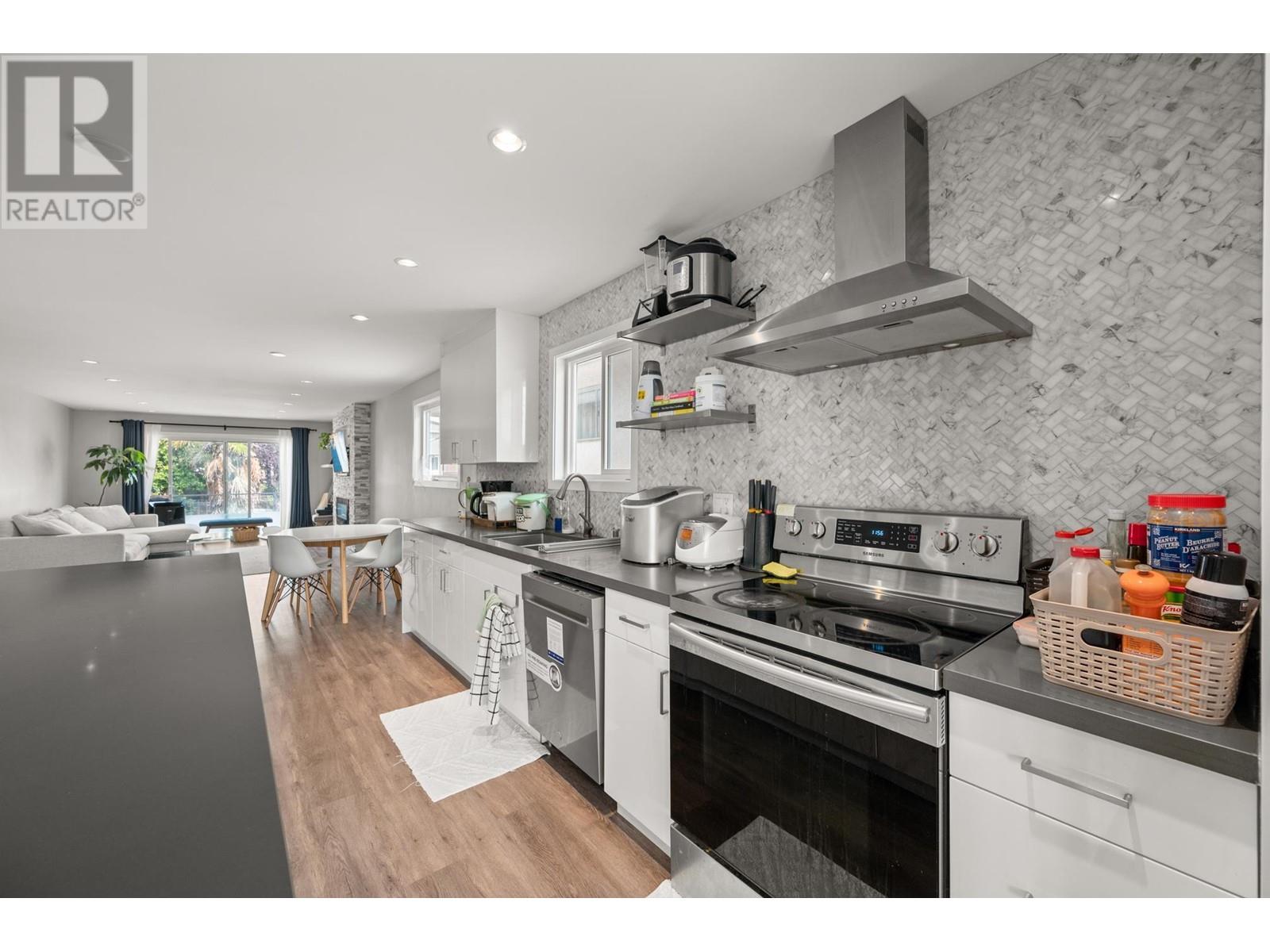 Listing Picture 9 of 27 : 3160 E 6TH AVENUE, Vancouver / 溫哥華 - 魯藝地產 Yvonne Lu Group - MLS Medallion Club Member