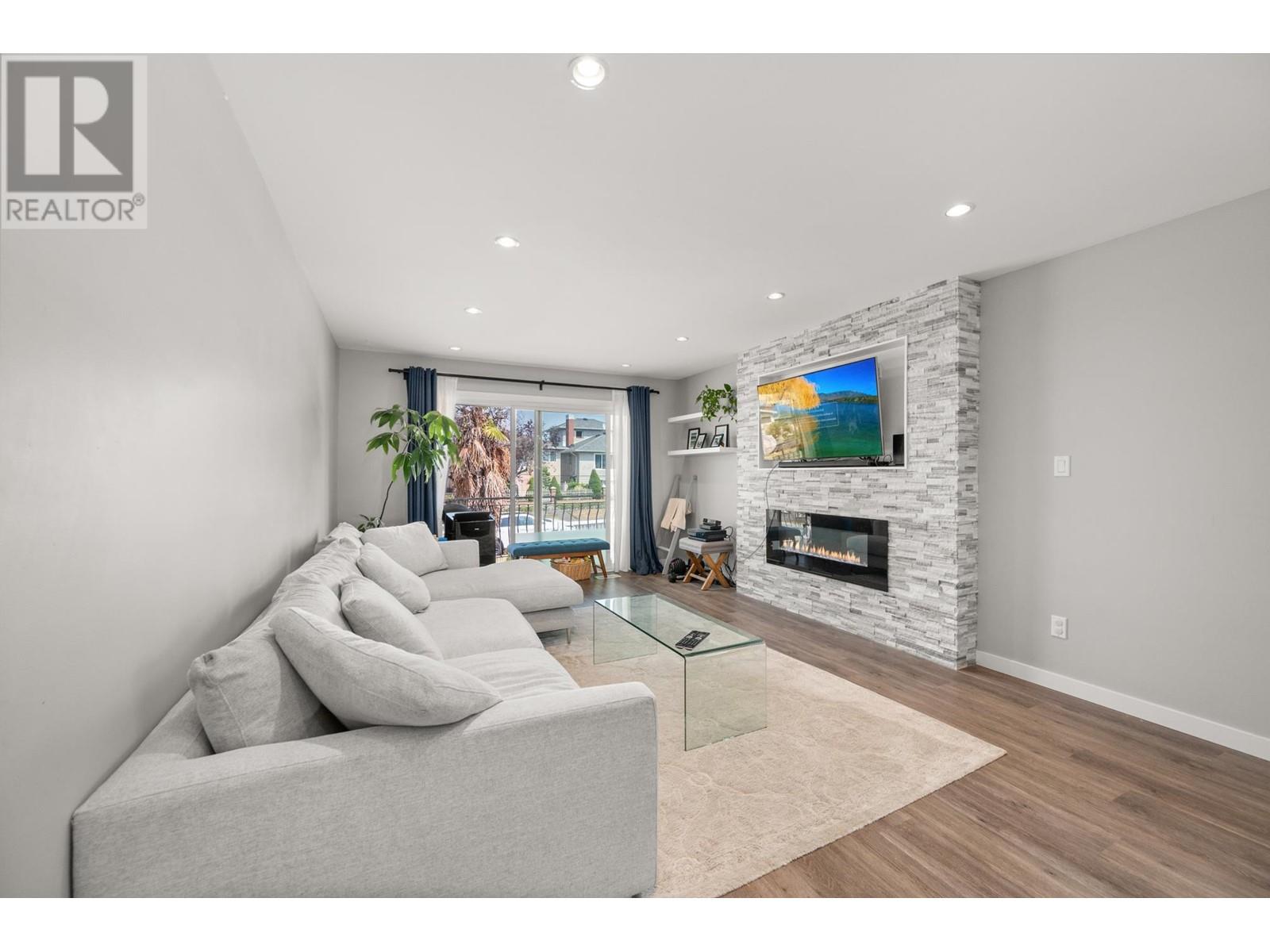 Listing Picture 2 of 27 : 3160 E 6TH AVENUE, Vancouver / 溫哥華 - 魯藝地產 Yvonne Lu Group - MLS Medallion Club Member