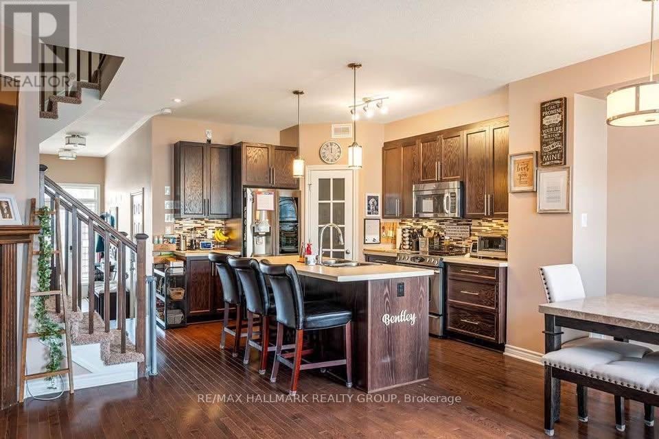 939 Verbena Crescent, Ottawa, Ontario  K1T 3T8 - Photo 7 - X12146172