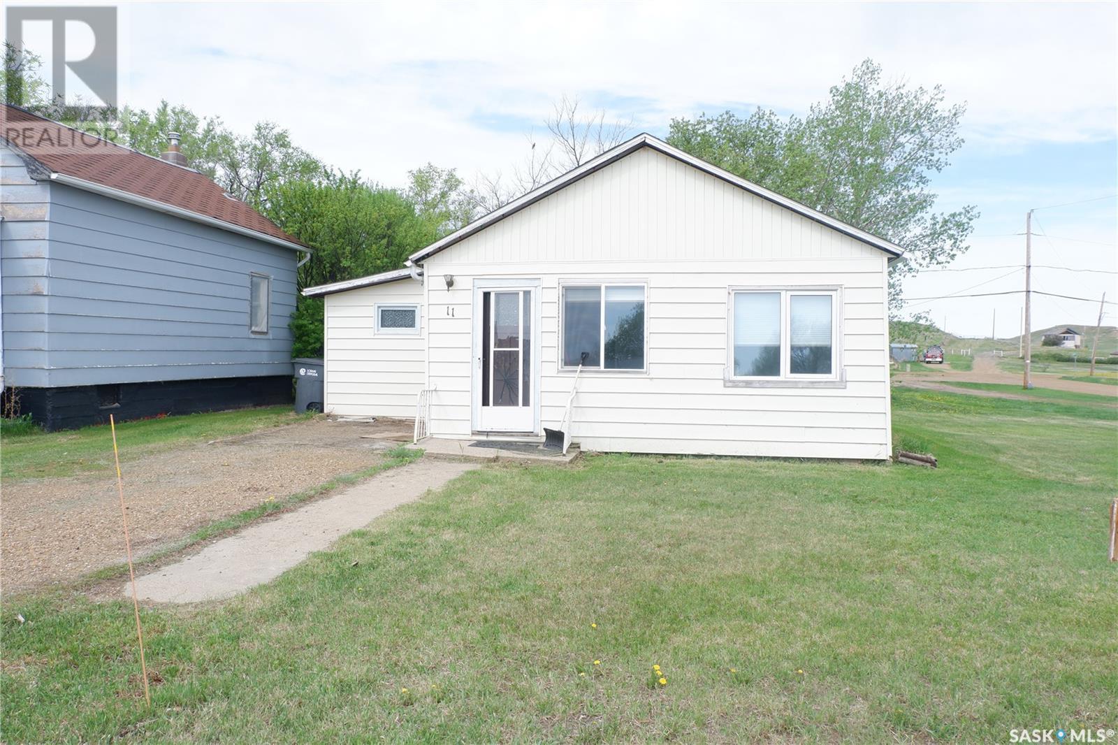 11 B AVENUE, Willow Bunch, Saskatchewan