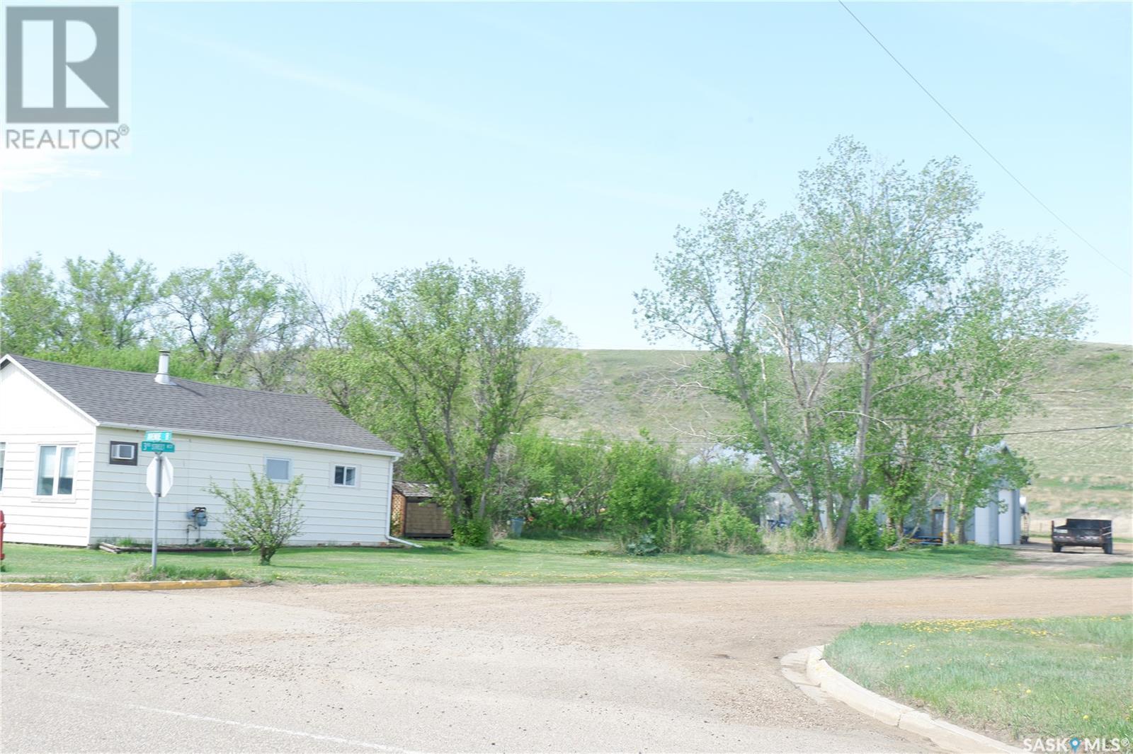 11 B Avenue, Willow Bunch, Saskatchewan  S0H 4K0 - Photo 2 - SK005663