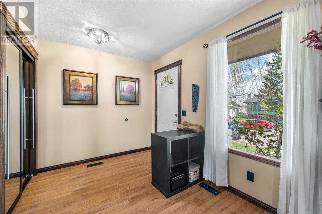 Property at 32 Deercrest Close SE image 3