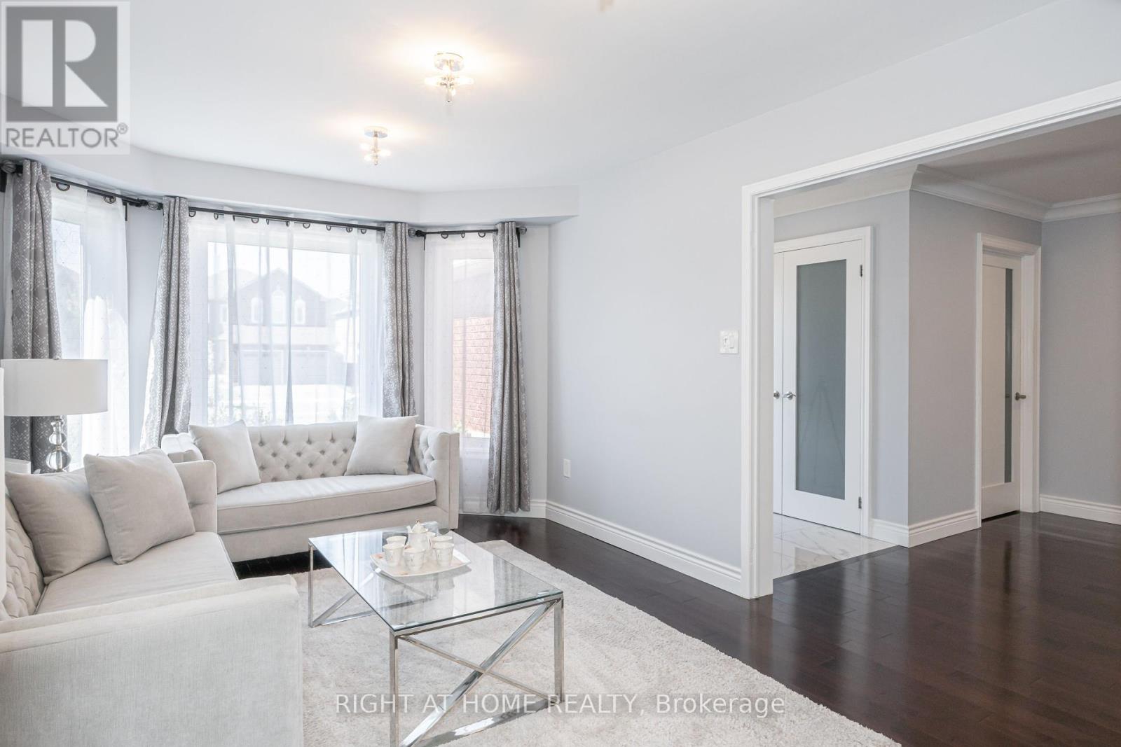 5369 Fallingbrook Drive, Mississauga, Ontario  L5V 1P7 - Photo 5 - W12146145