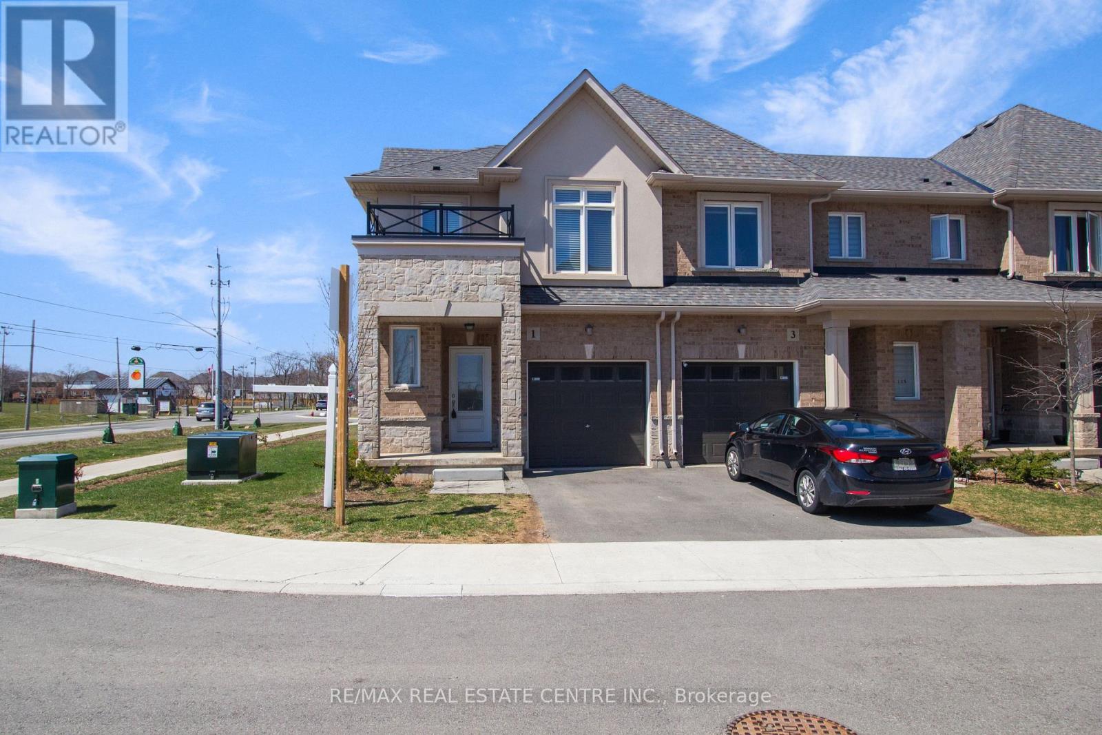 1 MOCKINGBIRD LANE, Hamilton, Ontario