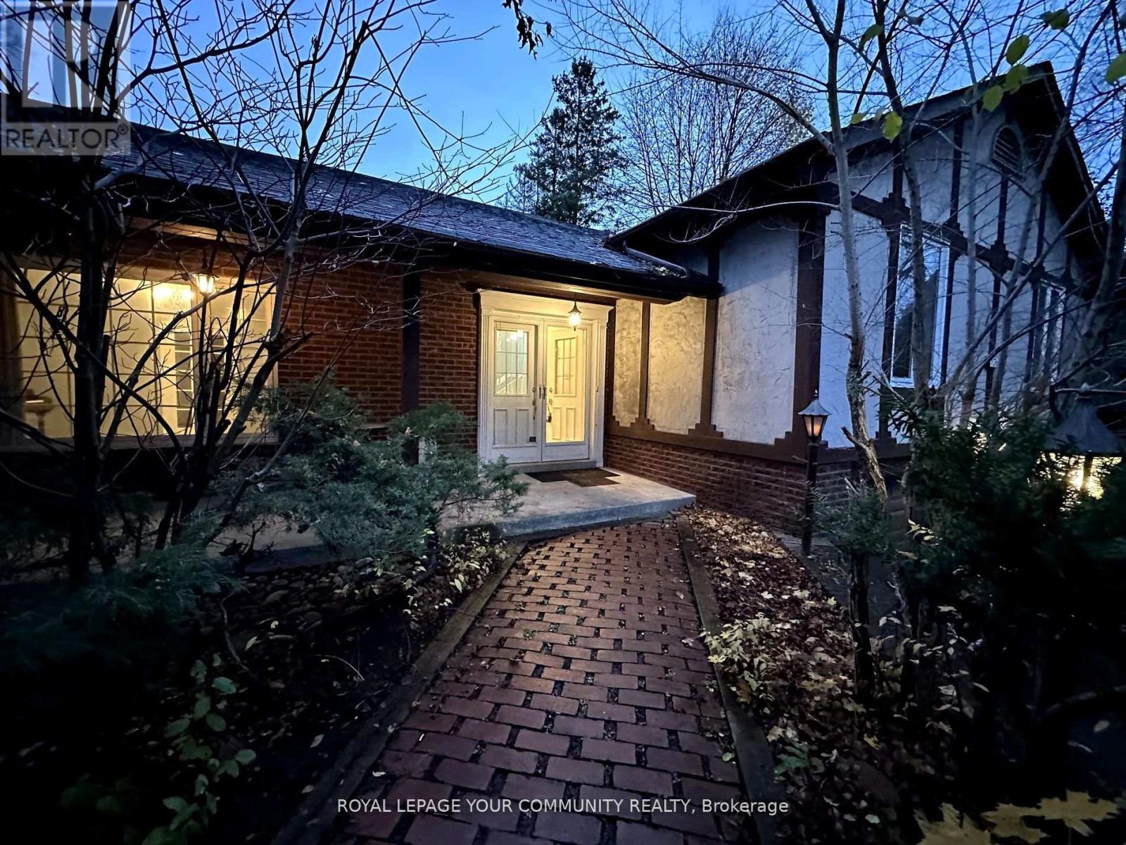 136 Arnold Crescent, Richmond Hill, Ontario  L4C 3R8 - Photo 4 - N12146087