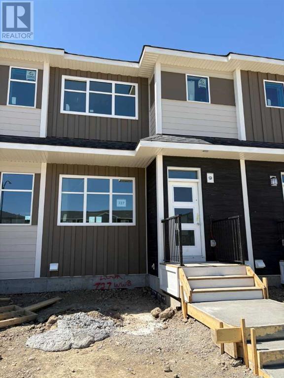 Property at 727 Wolf Willow Boulevard SE image 2