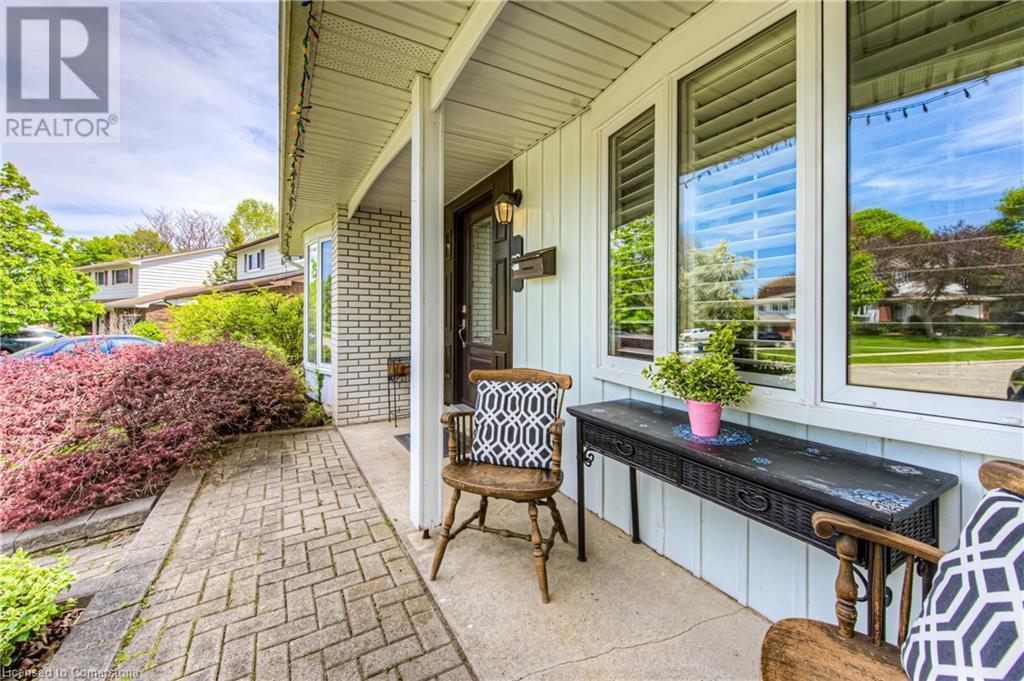 Property at 92 PINEHURST Crescent image 3
