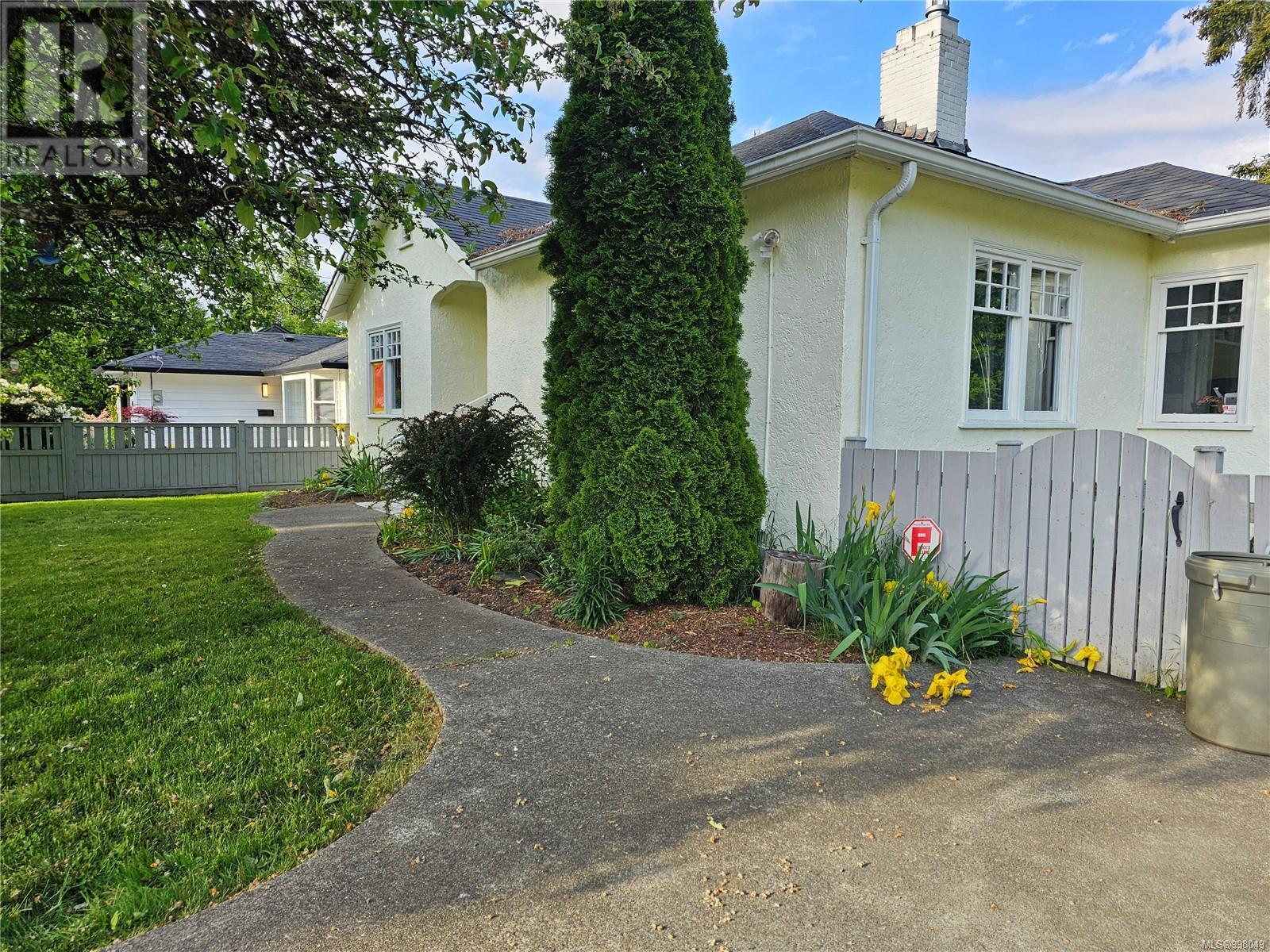 Property at 140 PRICE Pl image 3