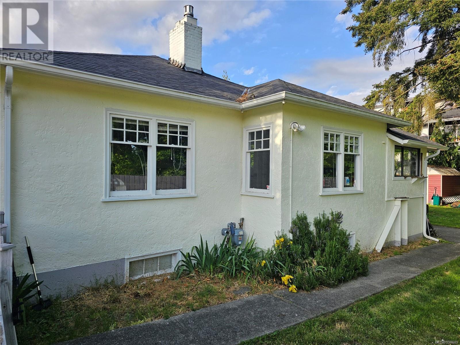 Property at 140 PRICE Pl image 4