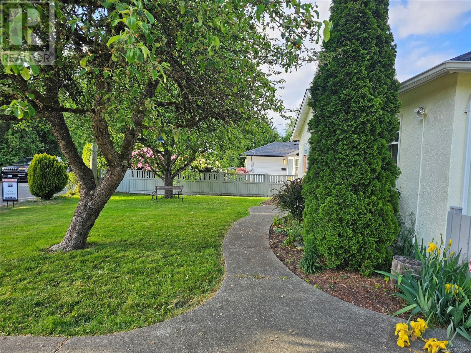 Property at 140 PRICE Pl image 4