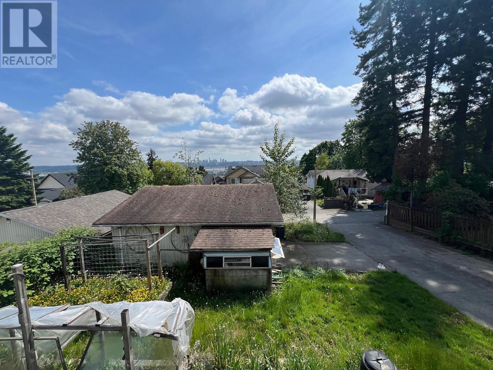 Property at 1008 THOMAS AVENUE image 2